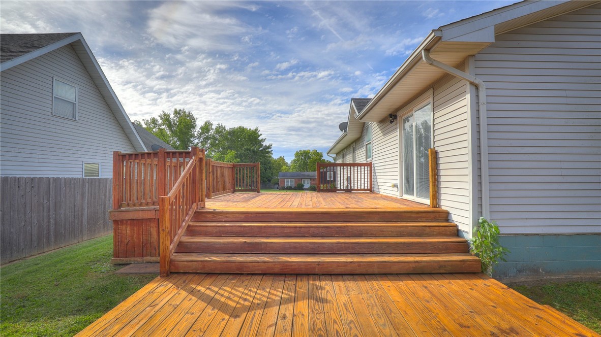 2220 N Longwood Drive Property Photo 9