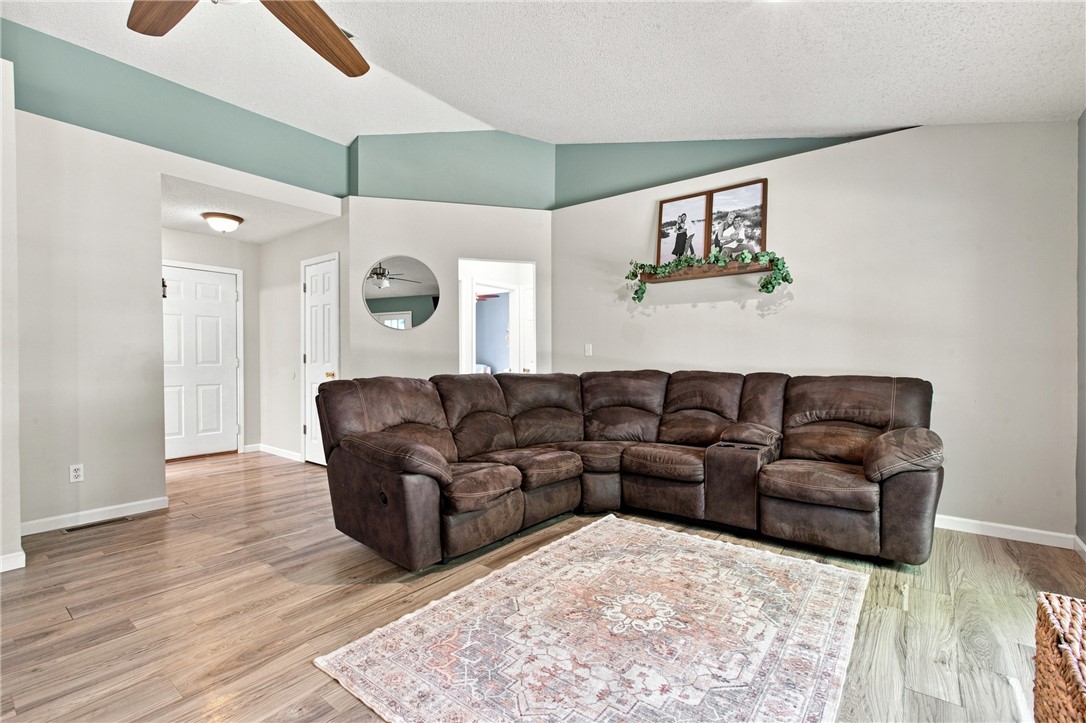 2402 Woodlawn Drive Property Photo 8
