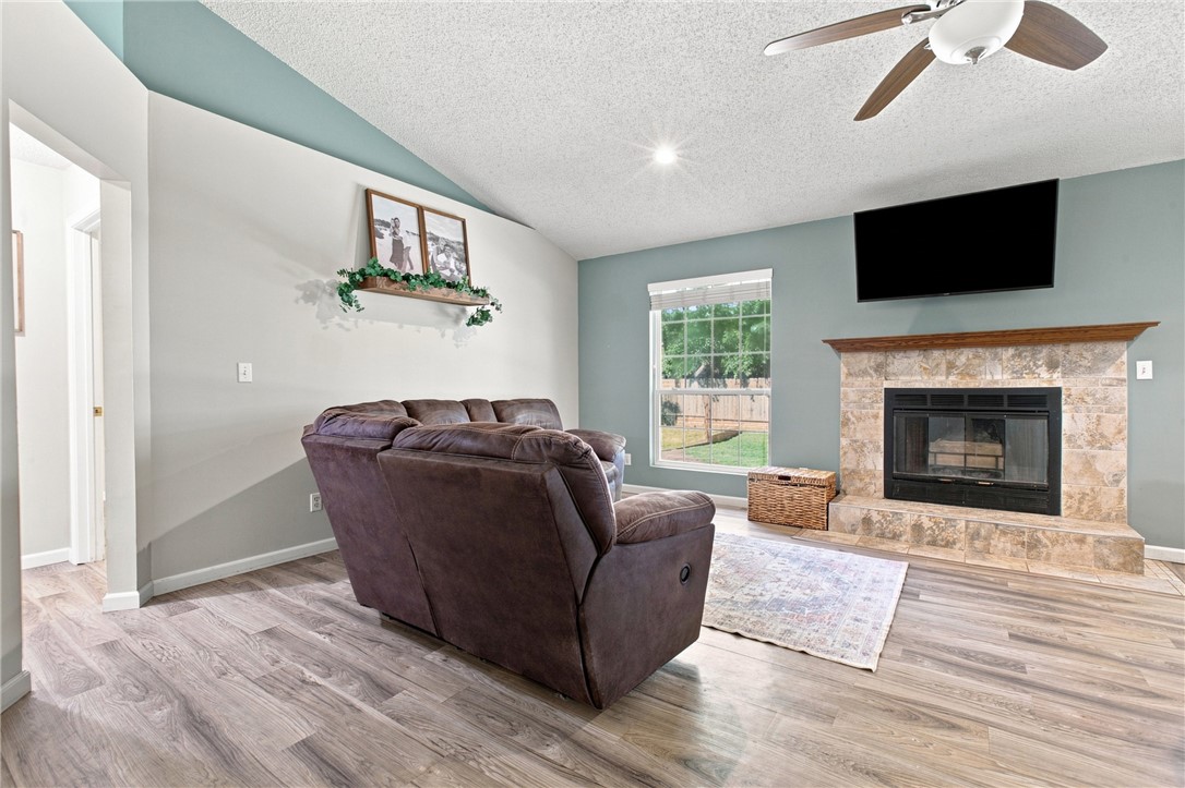 2402 Woodlawn Drive Property Photo 9
