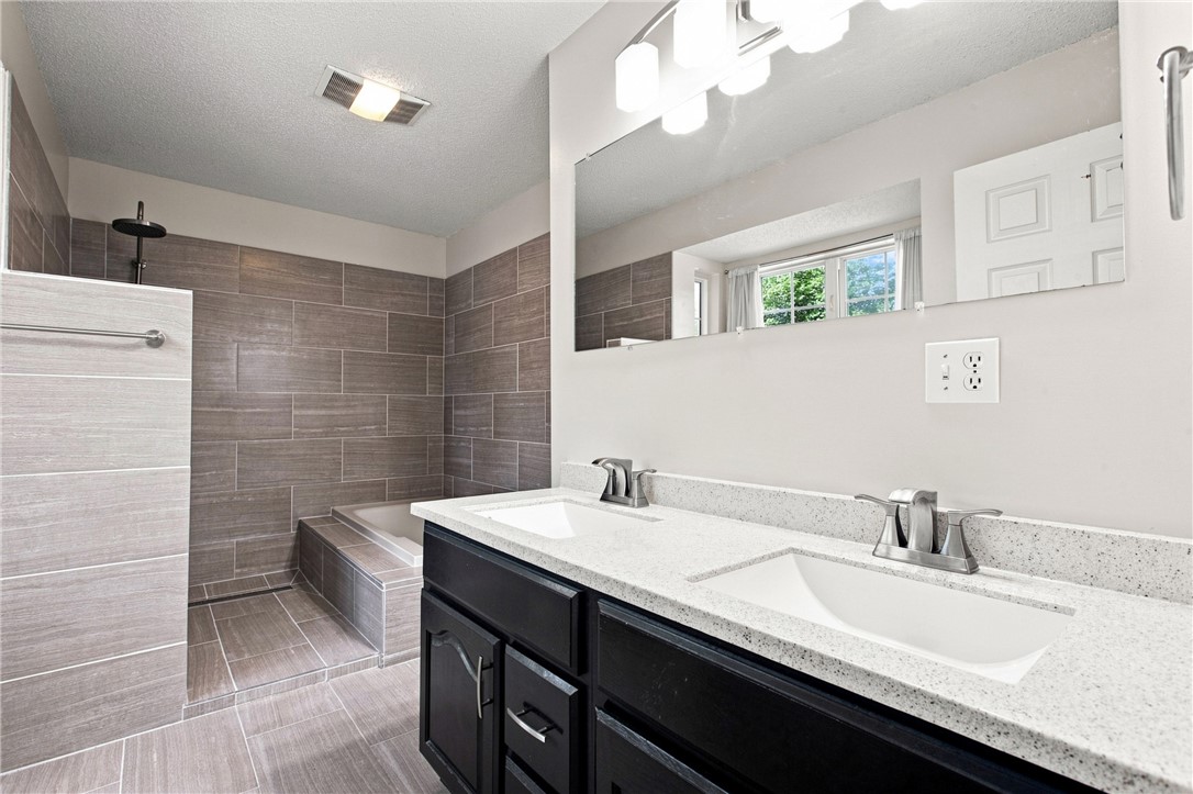 2402 Woodlawn Drive Property Photo 15