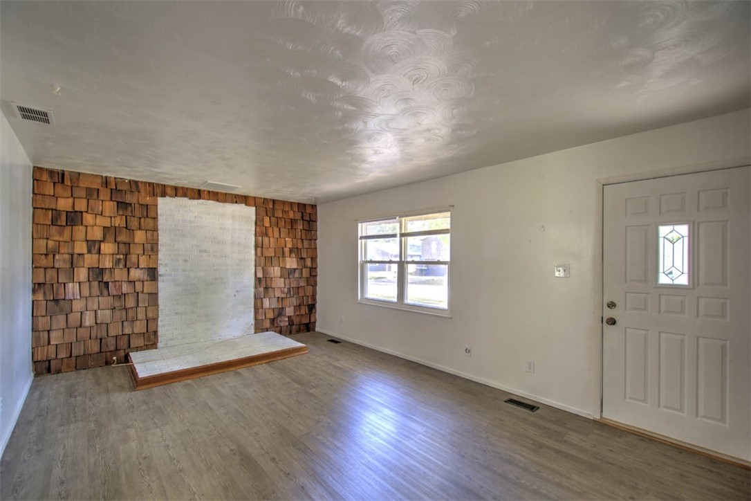 2157 N Dennis Avenue Property Photo 7