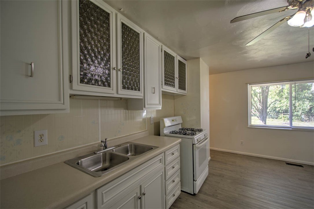 2157 N Dennis Avenue Property Photo 11