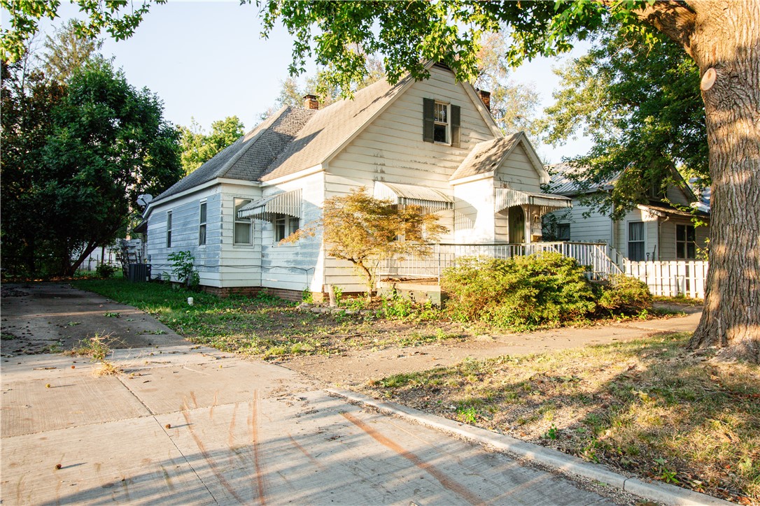 2616 Prairie Avenue Property Photo 2
