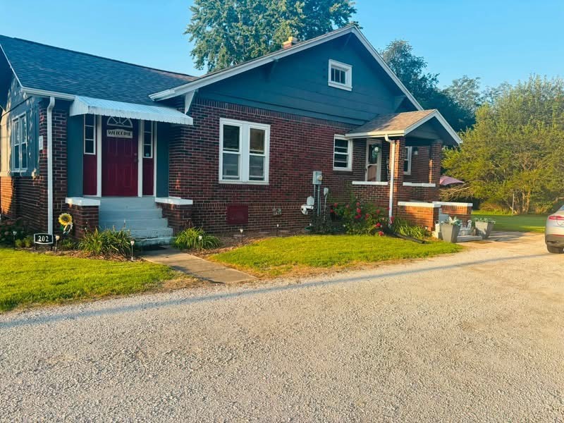 202 E 10th Street Property Photo 2