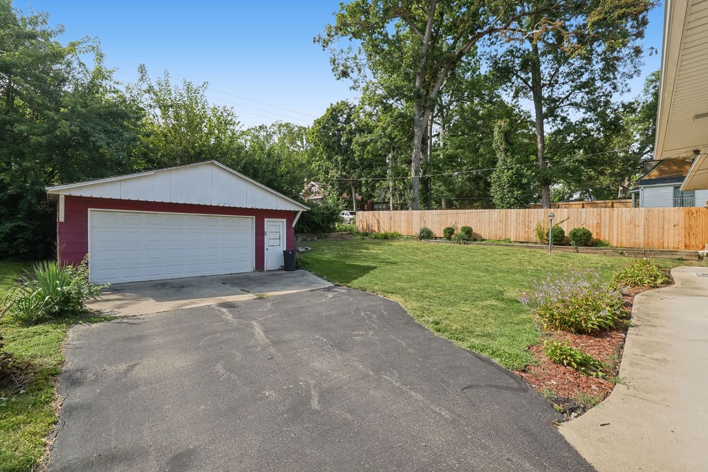 155 N Woodlawn Avenue Property Photo 36
