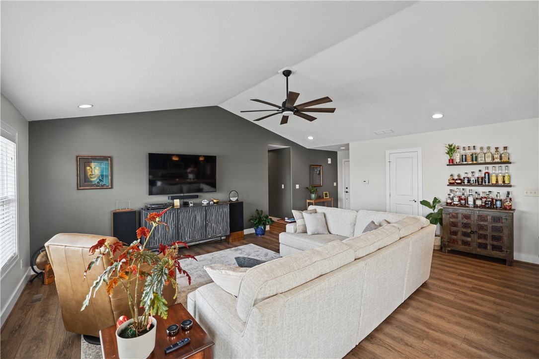 1121 Meadow Brook Court Property Photo 4