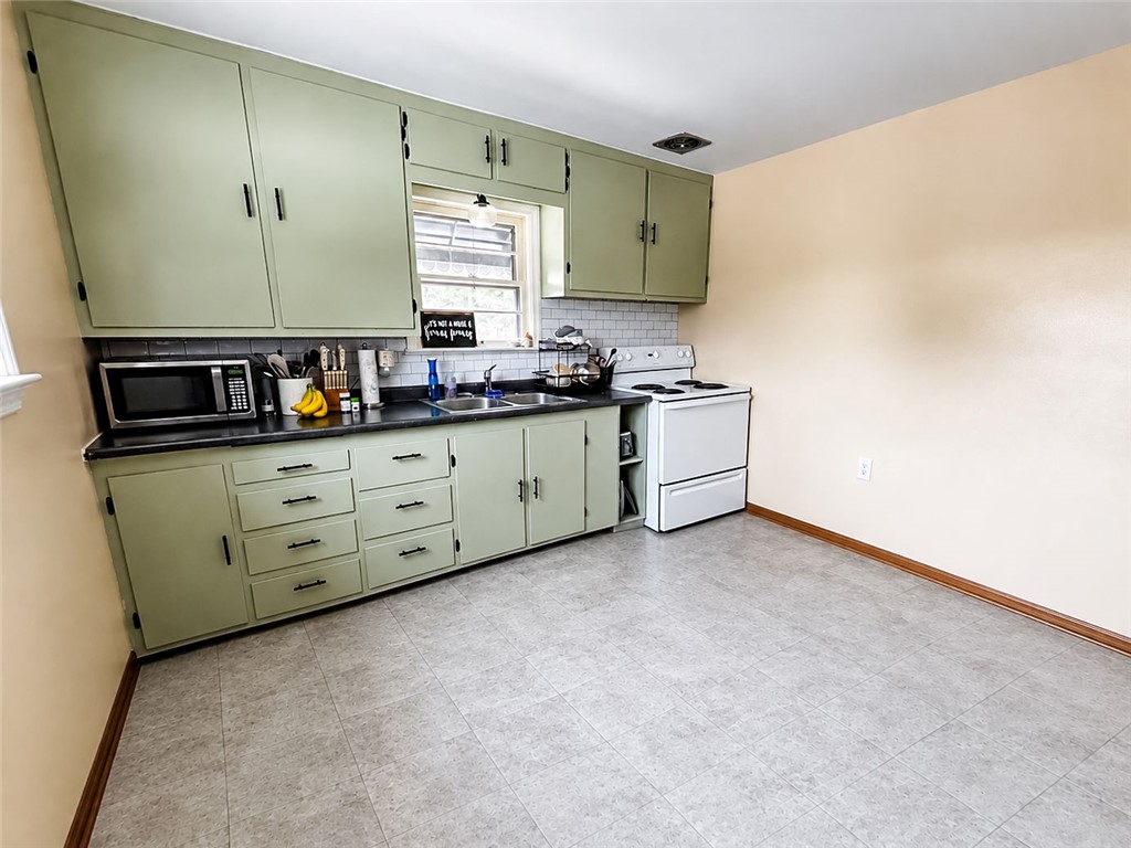 5 Parisian Court Property Photo 12