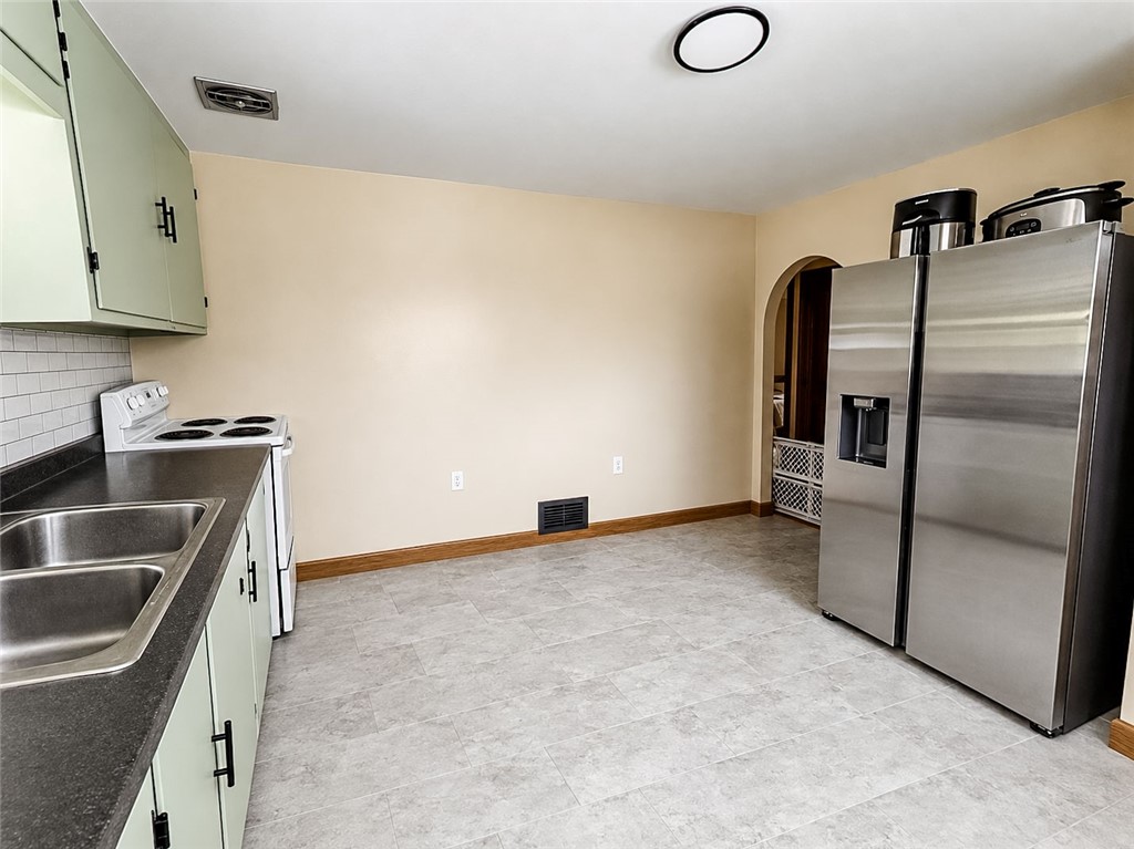 5 Parisian Court Property Photo 13