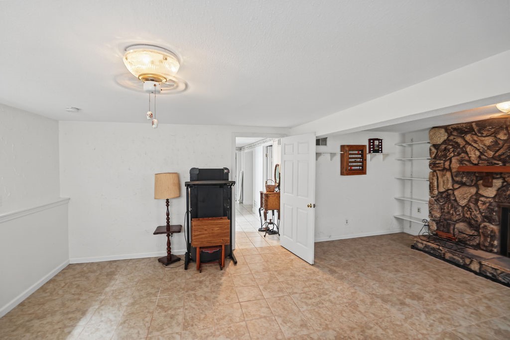 106 E Hillshire Road Property Photo 27
