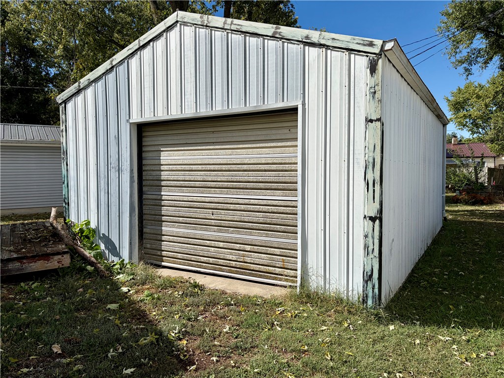 902 E First Street Property Photo 5
