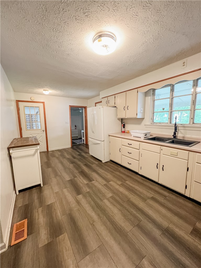 203 E Clearwater Street Property Photo 6