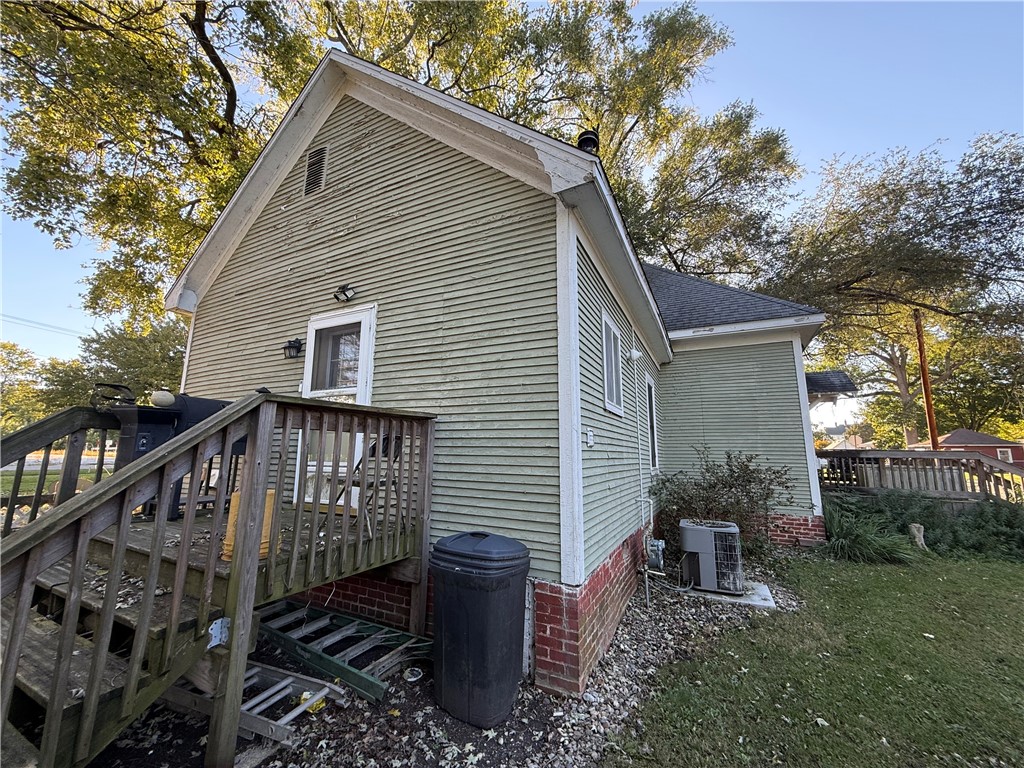303 N Hopkins Street Property Photo 23