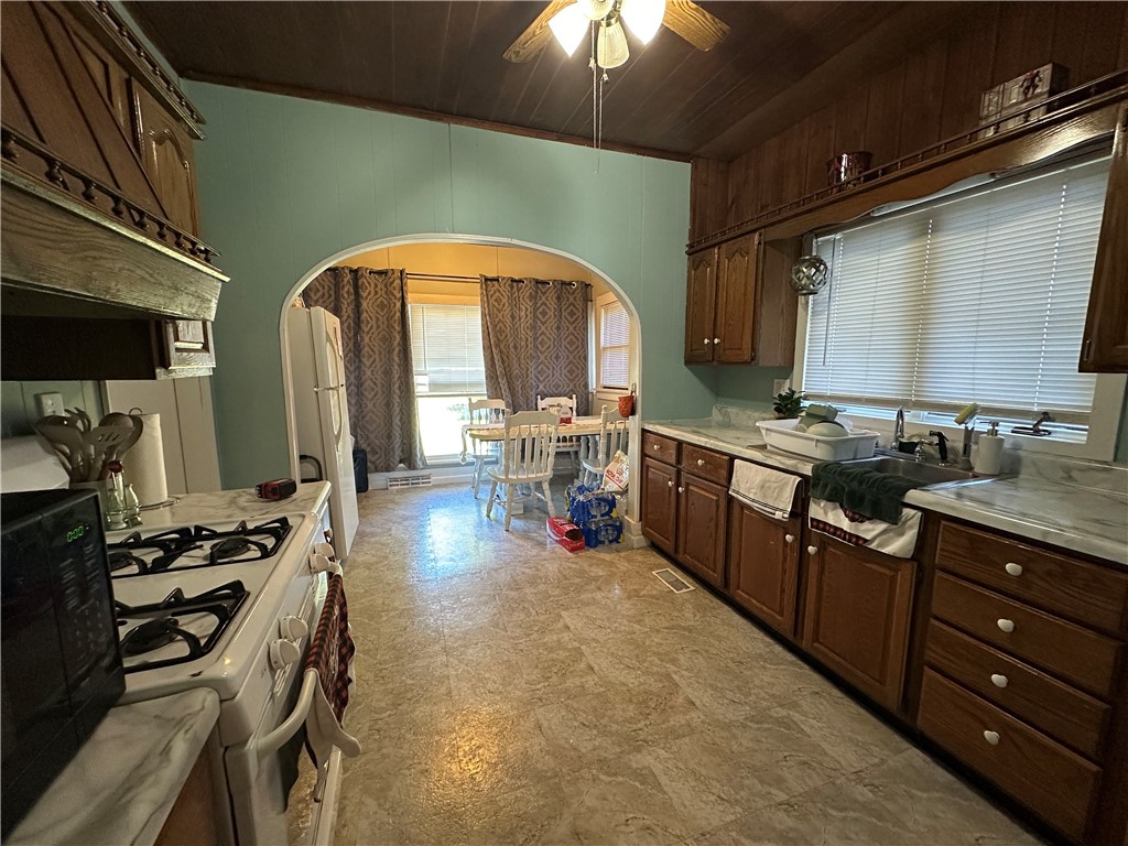 906 W Walnut Street Property Photo 1