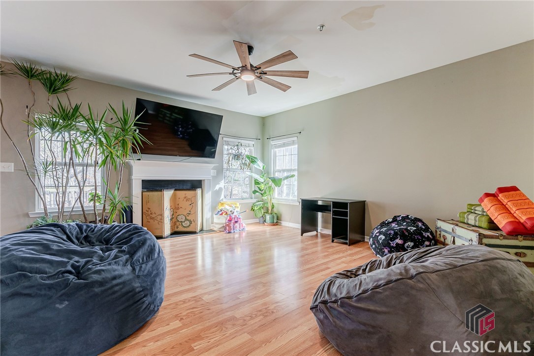 560 Bishop Court Property Photo 4