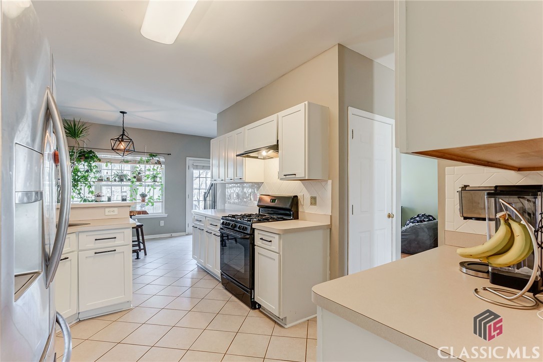 560 Bishop Court Property Photo 6