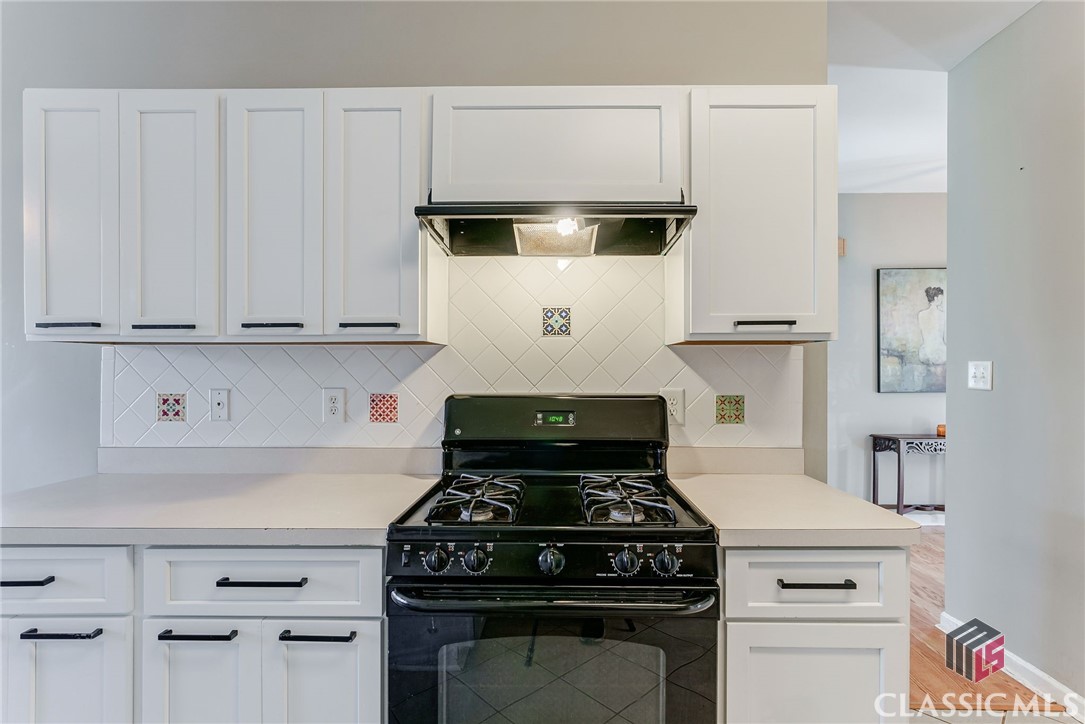 560 Bishop Court Property Photo 8