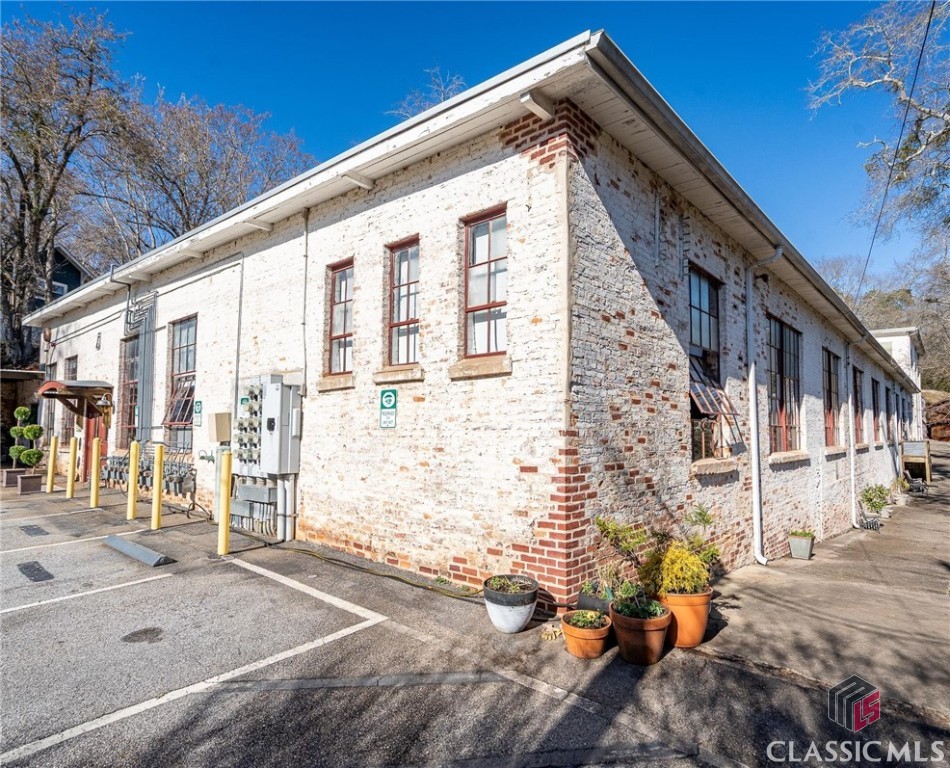 585 White Circle Property Photo 1