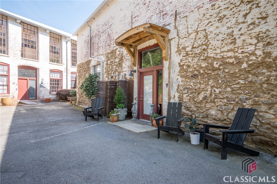 585 White Circle Property Photo 1