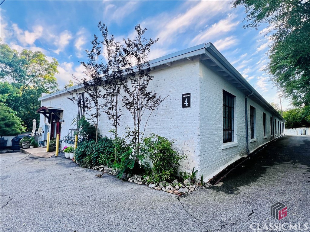 585 White Circle Property Photo 1