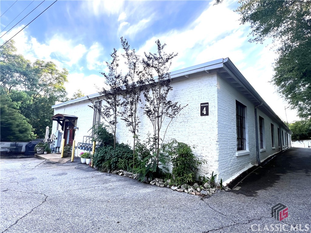 585 White Circle Property Photo 1