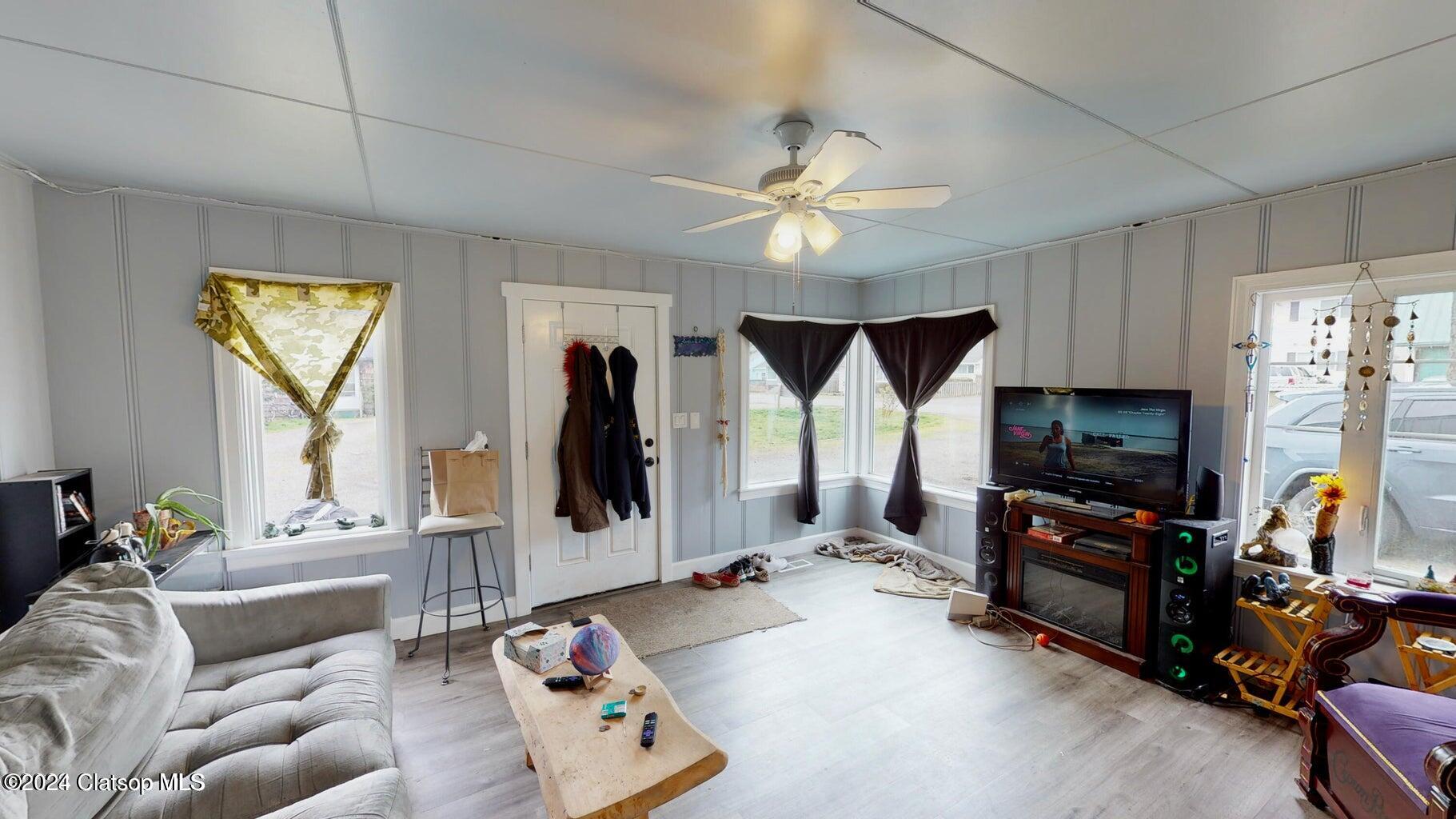 2149 S Edgewood Street Property Photo 5
