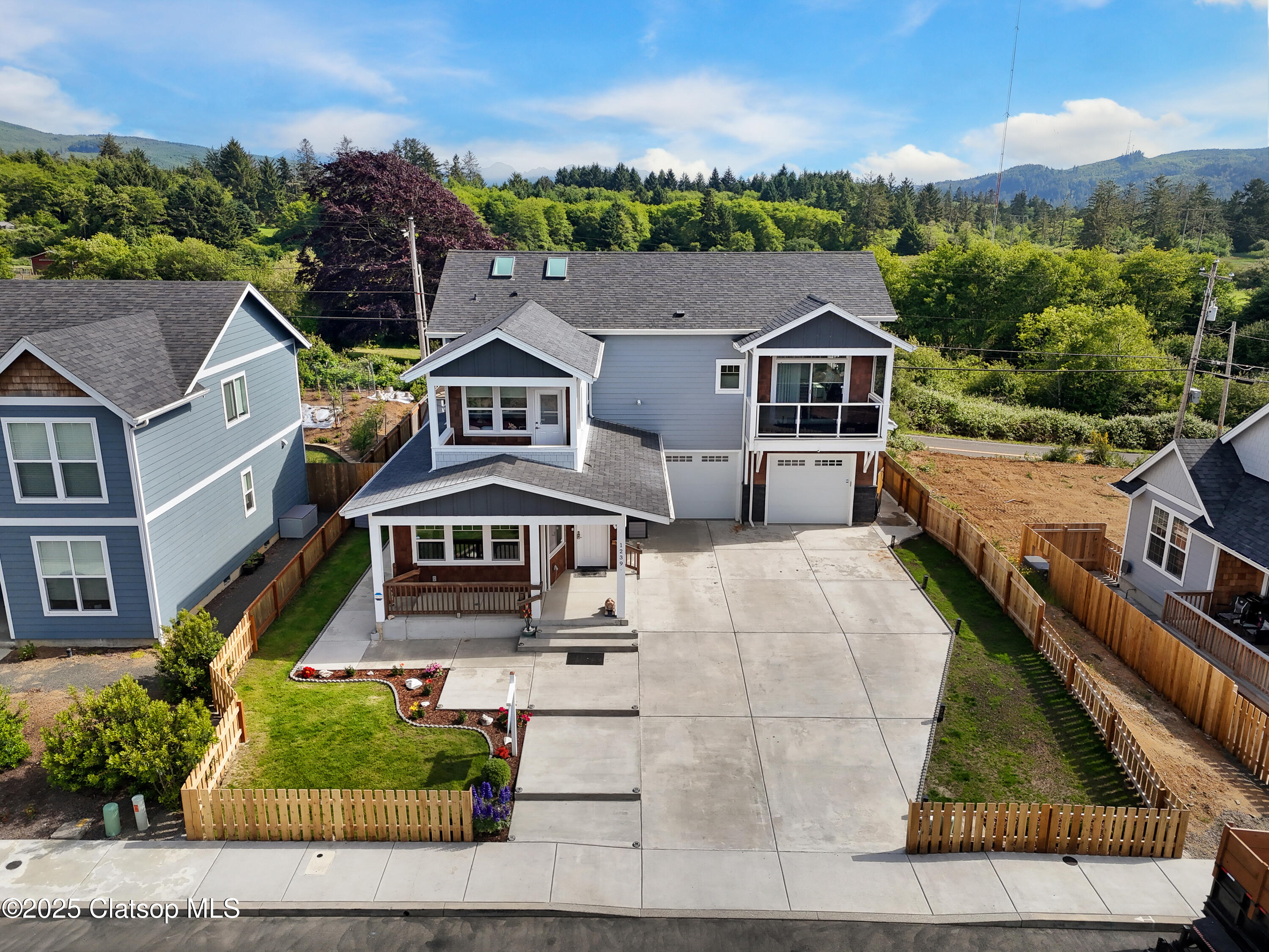 1239 Seabright Way Property Photo 1