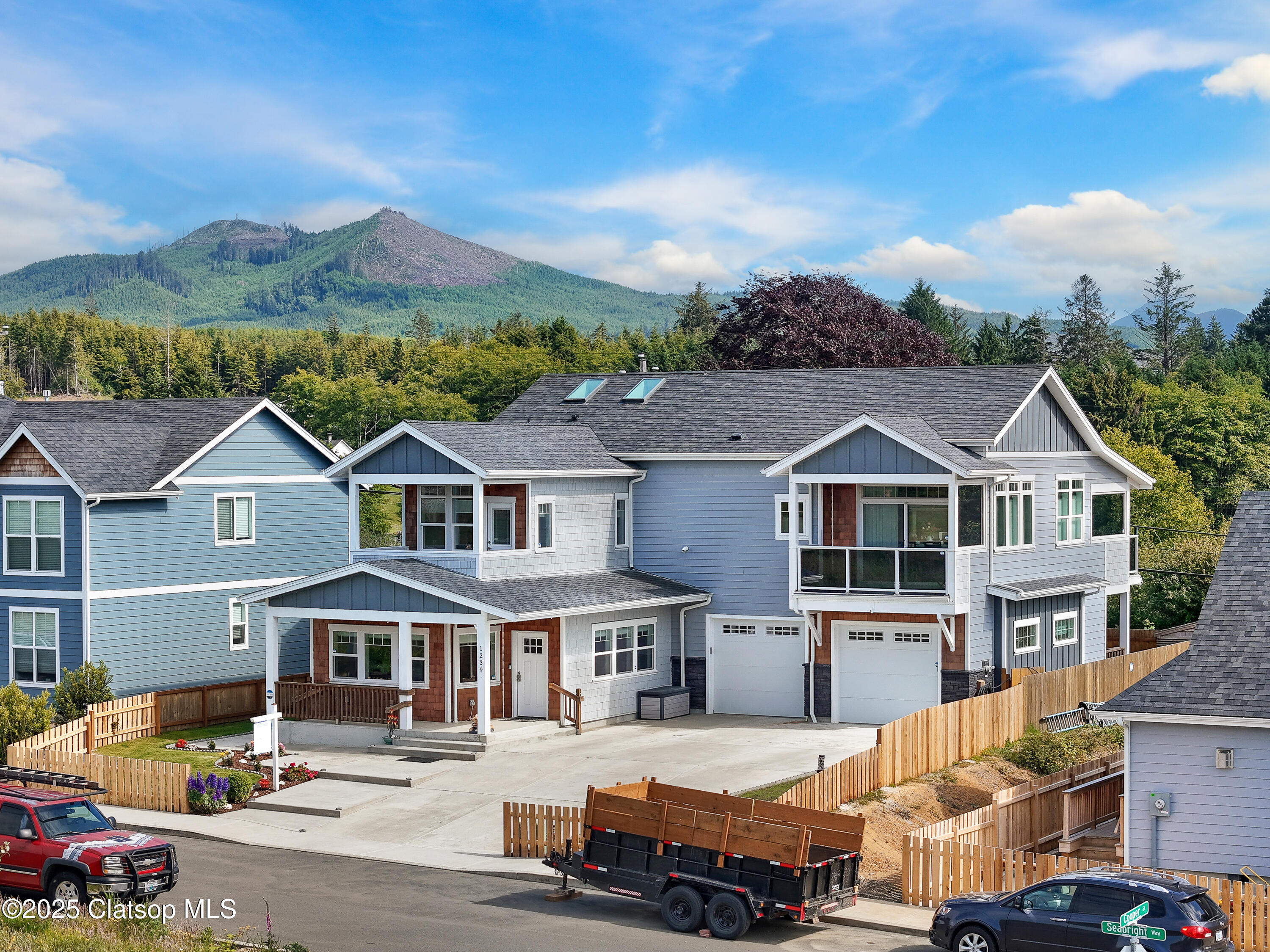 1239 Seabright Way Property Photo 2