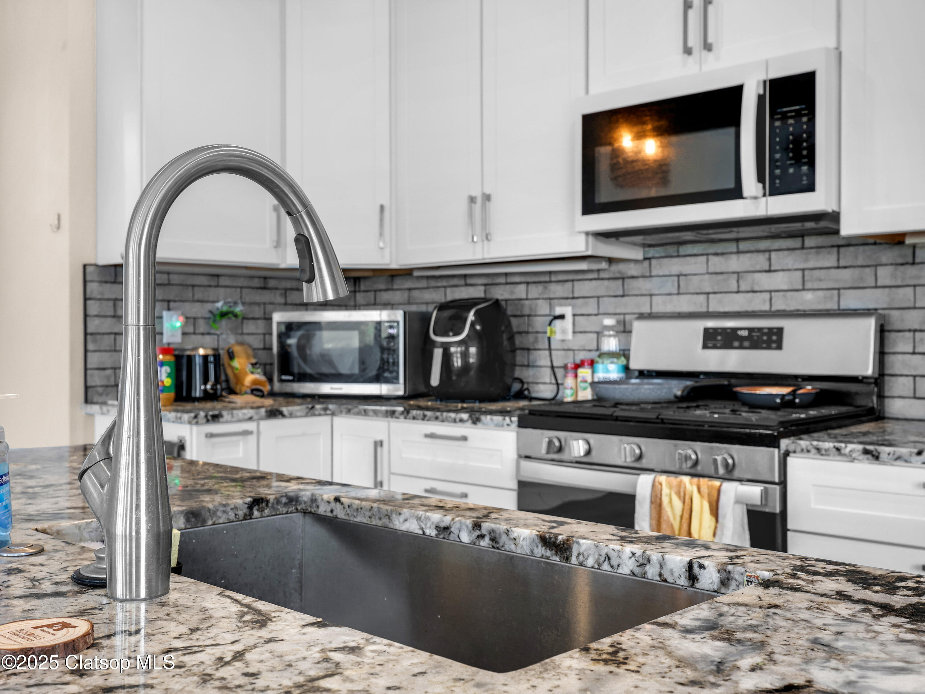 1239 Seabright Way Property Photo 8