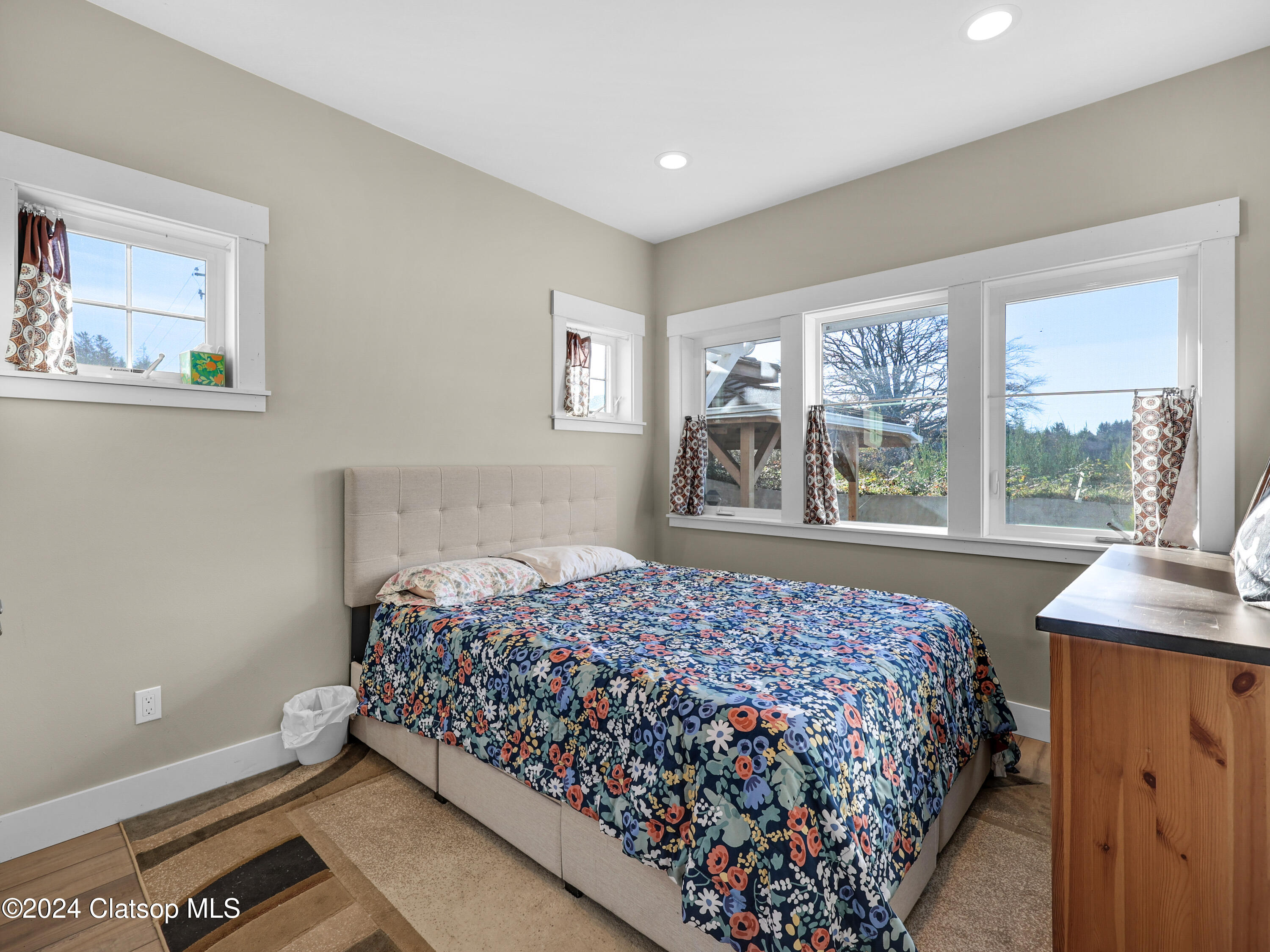 1239 Seabright Way Property Photo 11