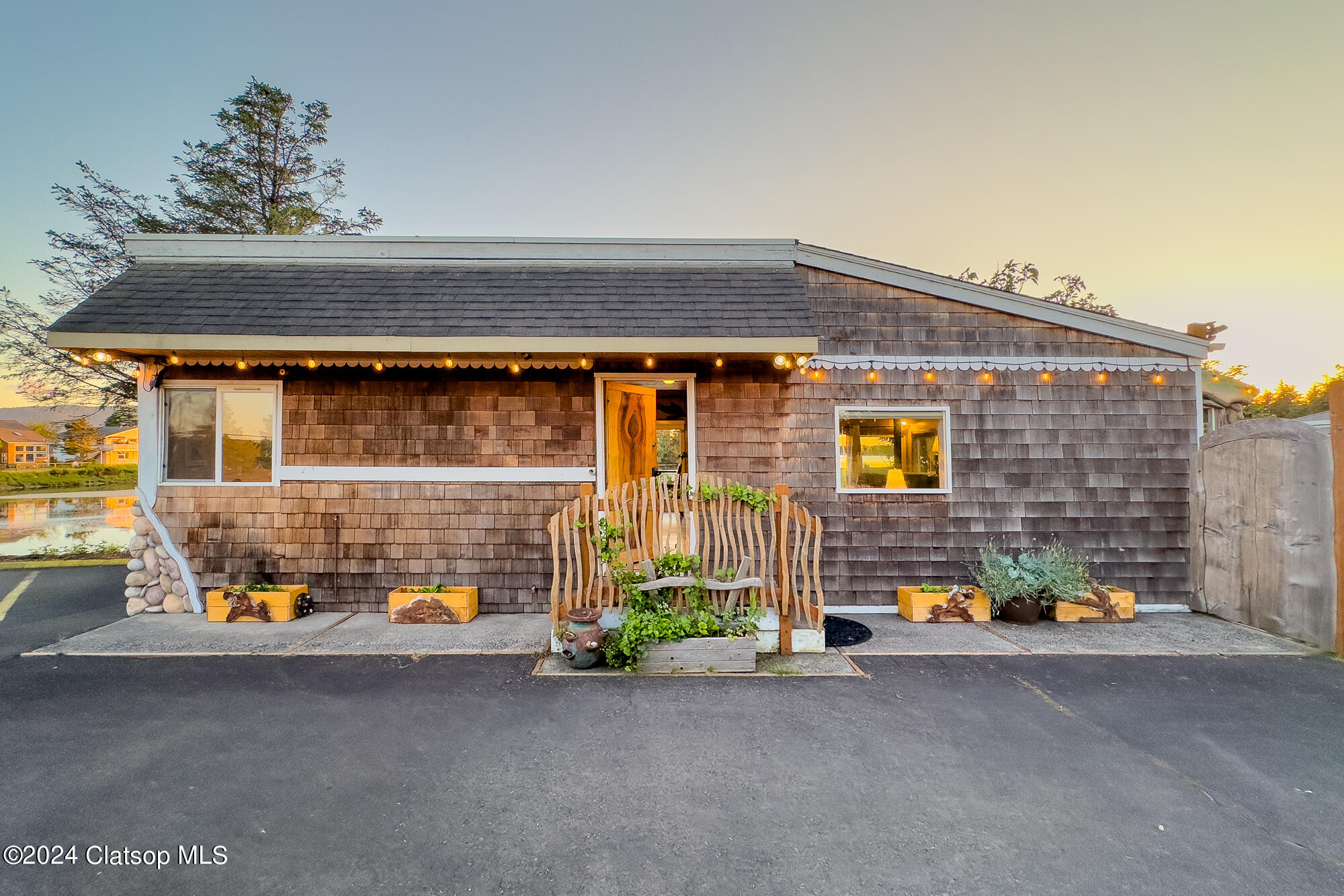 2674 N 101 Highway Property Photo 1