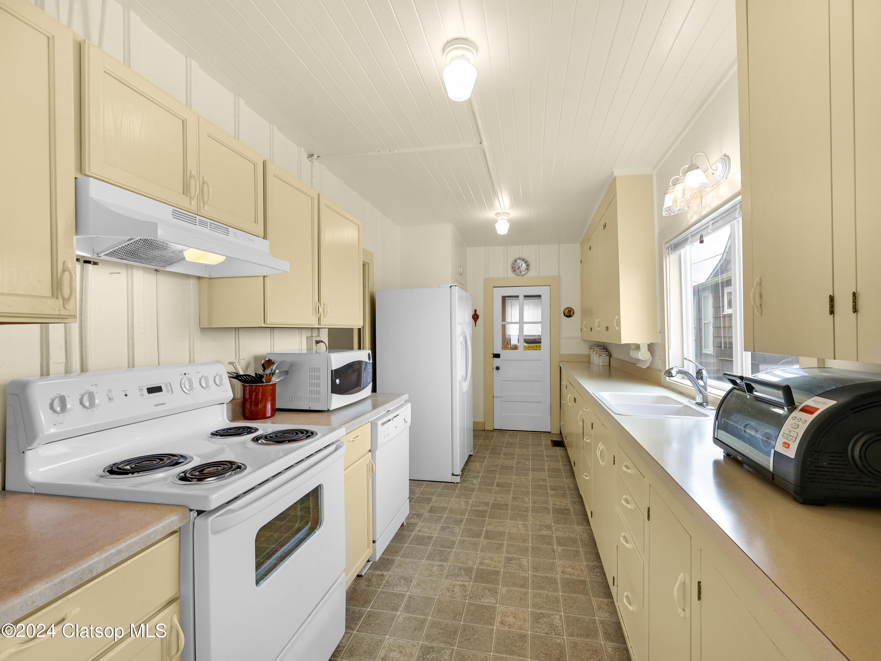 75 12th Avenue Property Photo 11
