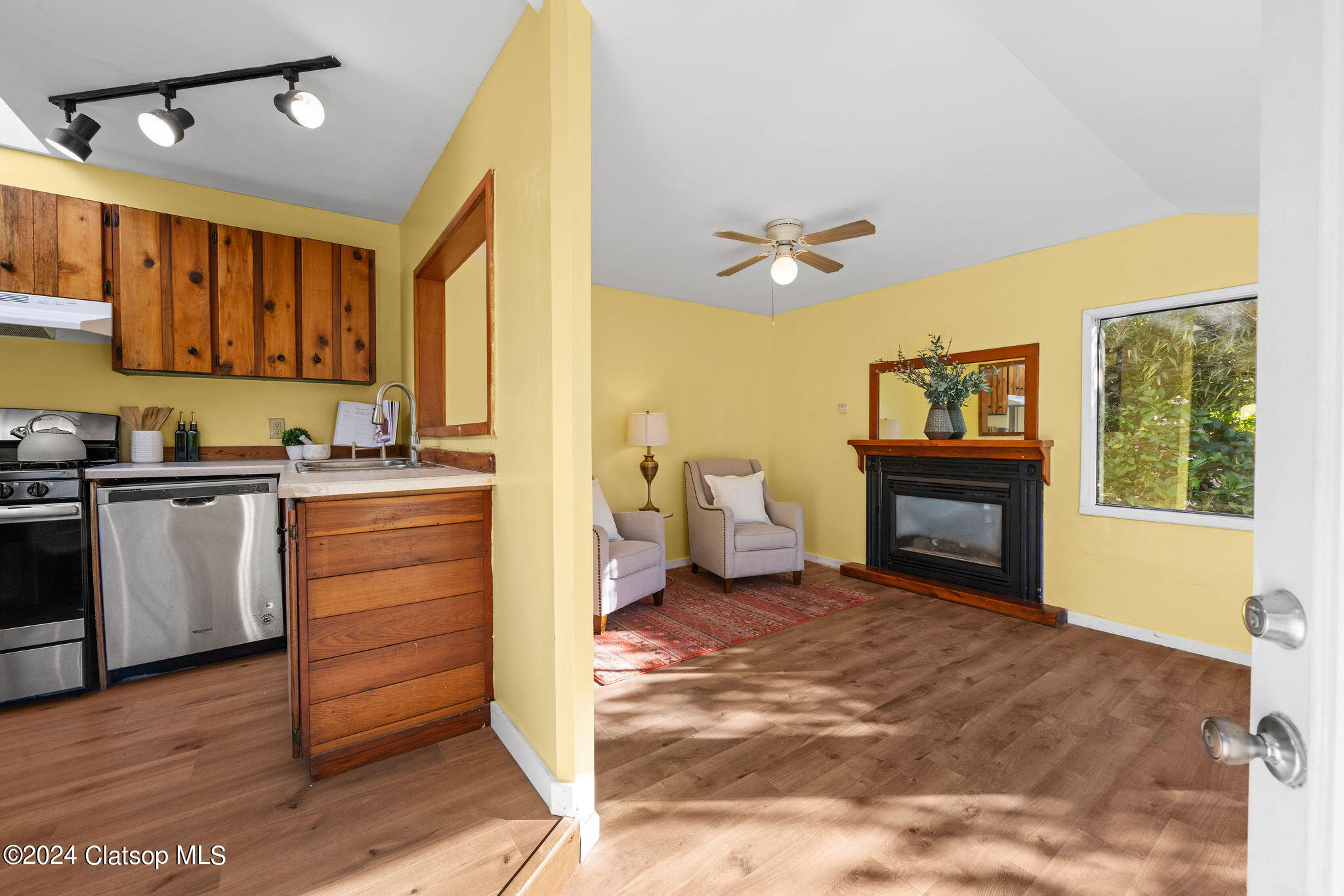 858 E Harbor Drive Property Photo 5