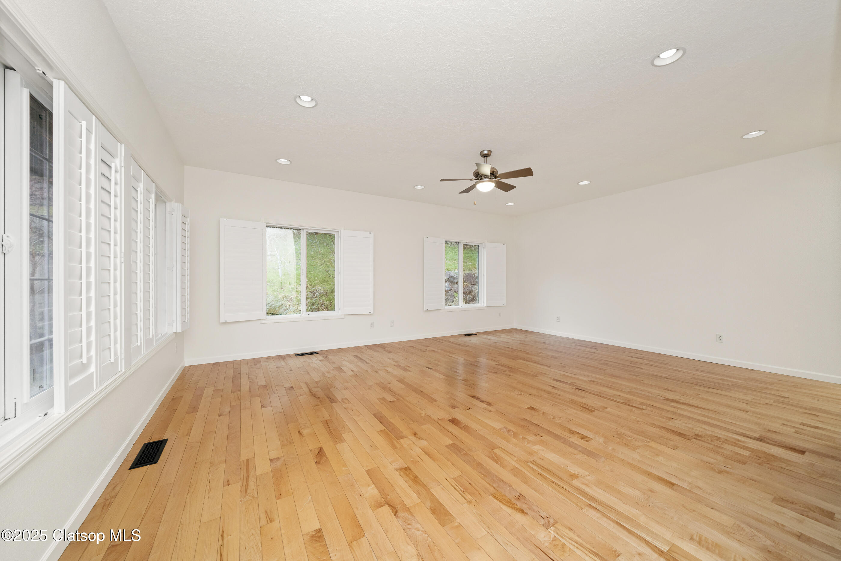 160 W Lexington Property Photo 10