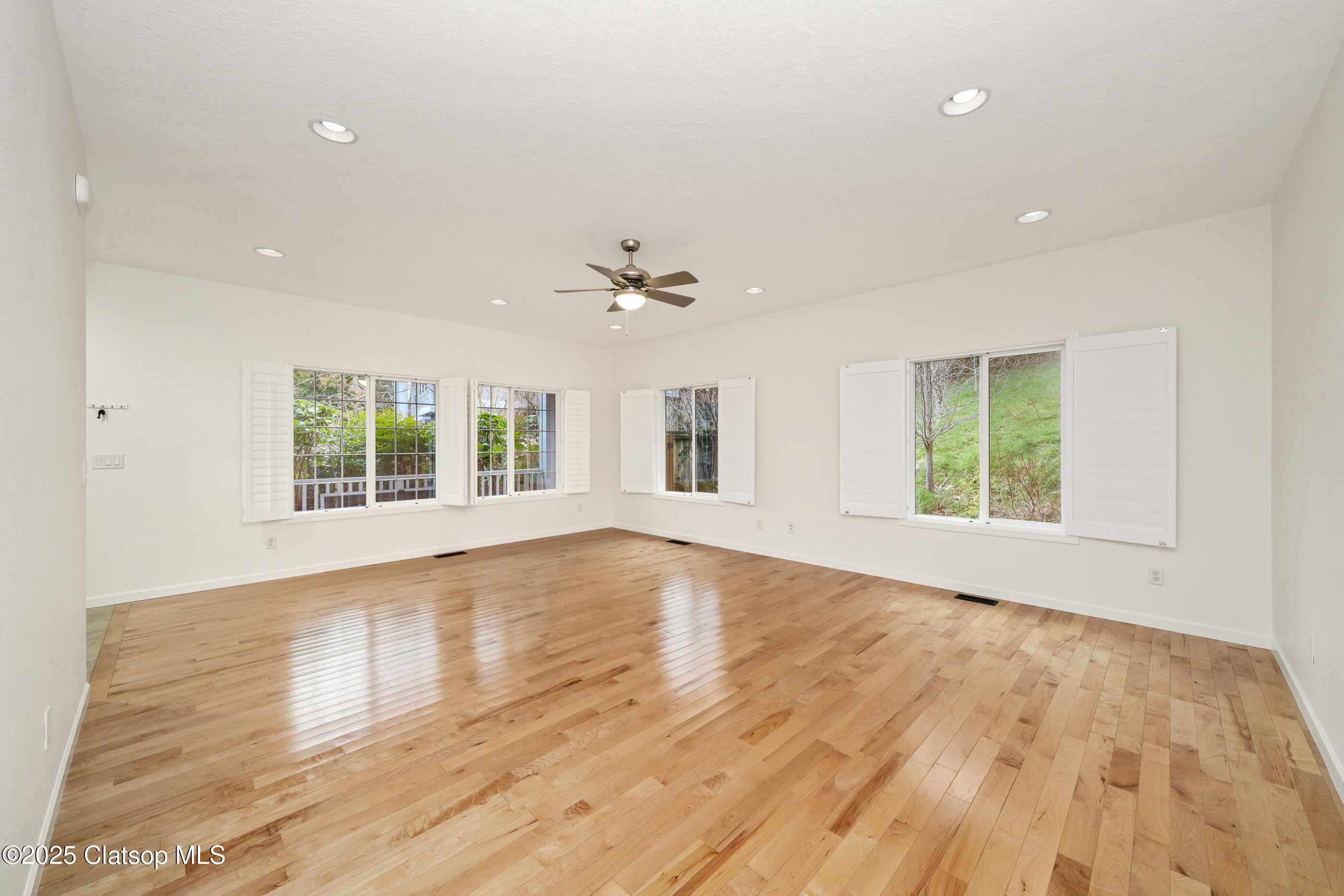 160 W Lexington Property Photo 12