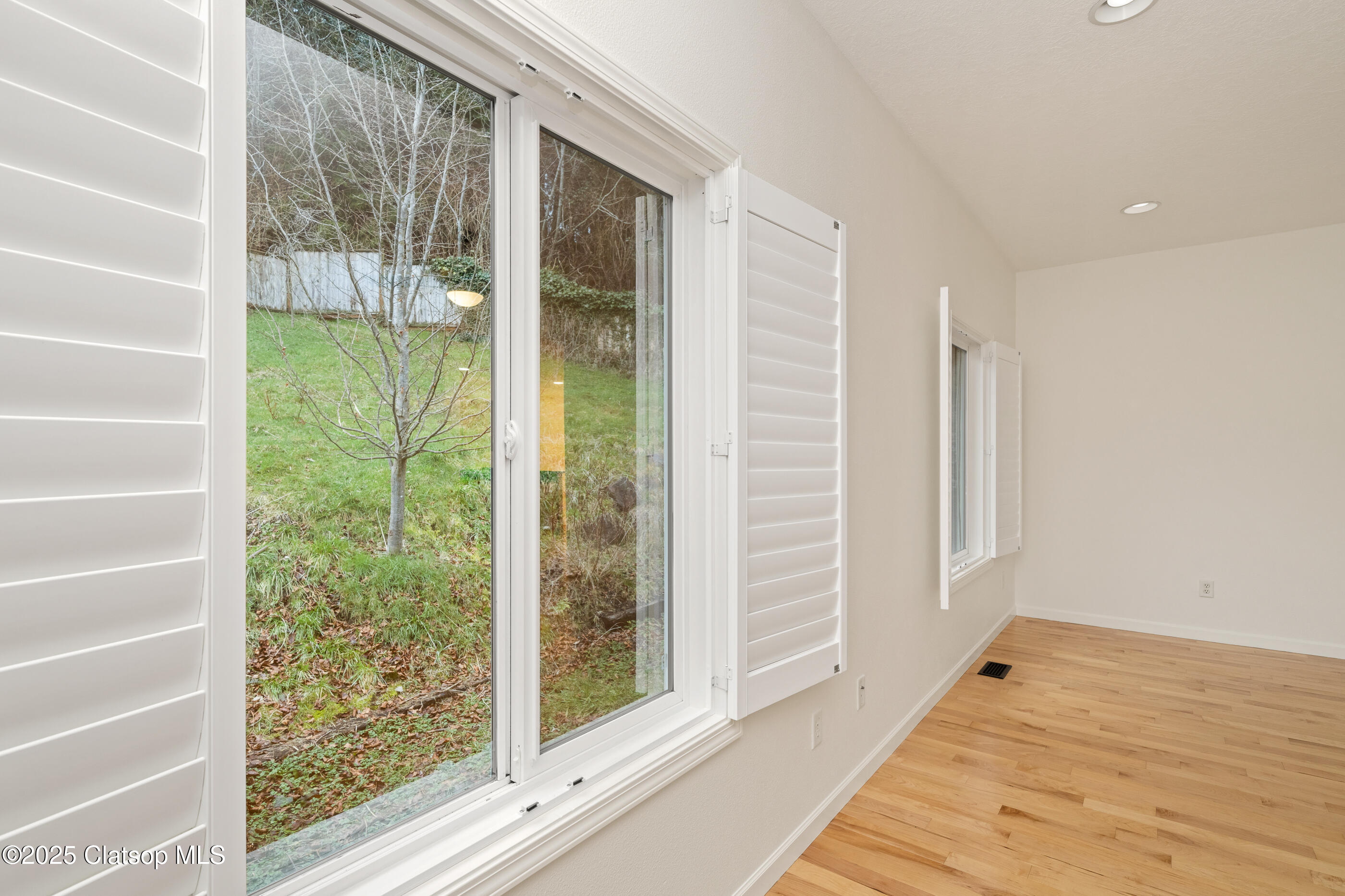 160 W Lexington Property Photo 12