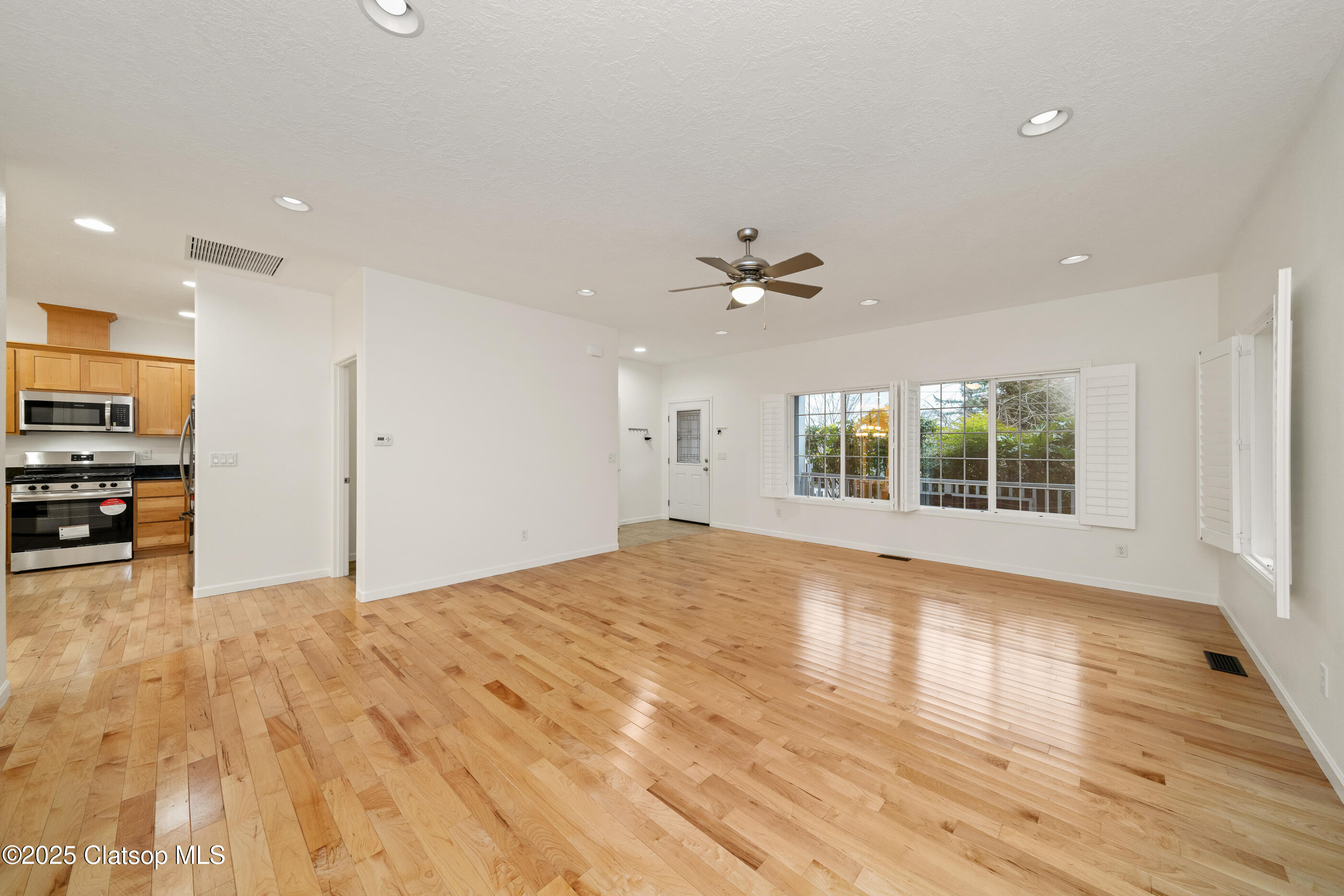 160 W Lexington Property Photo 14