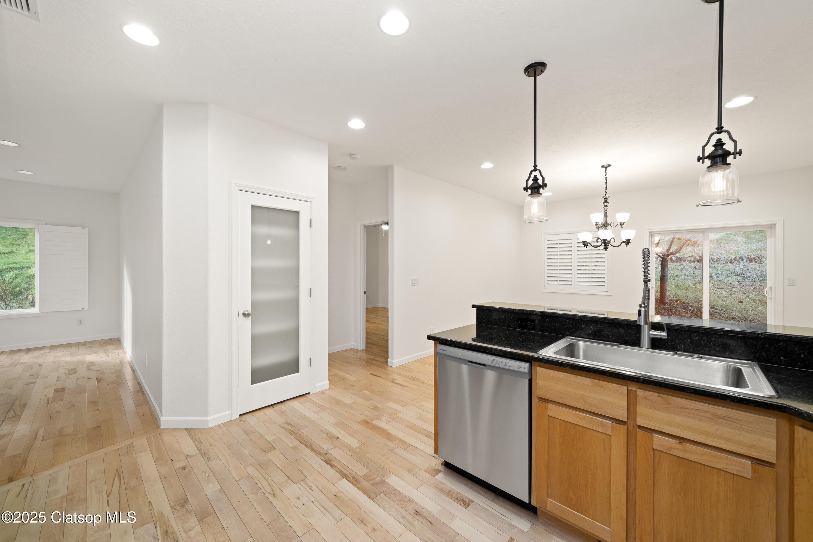 160 W Lexington Property Photo 15