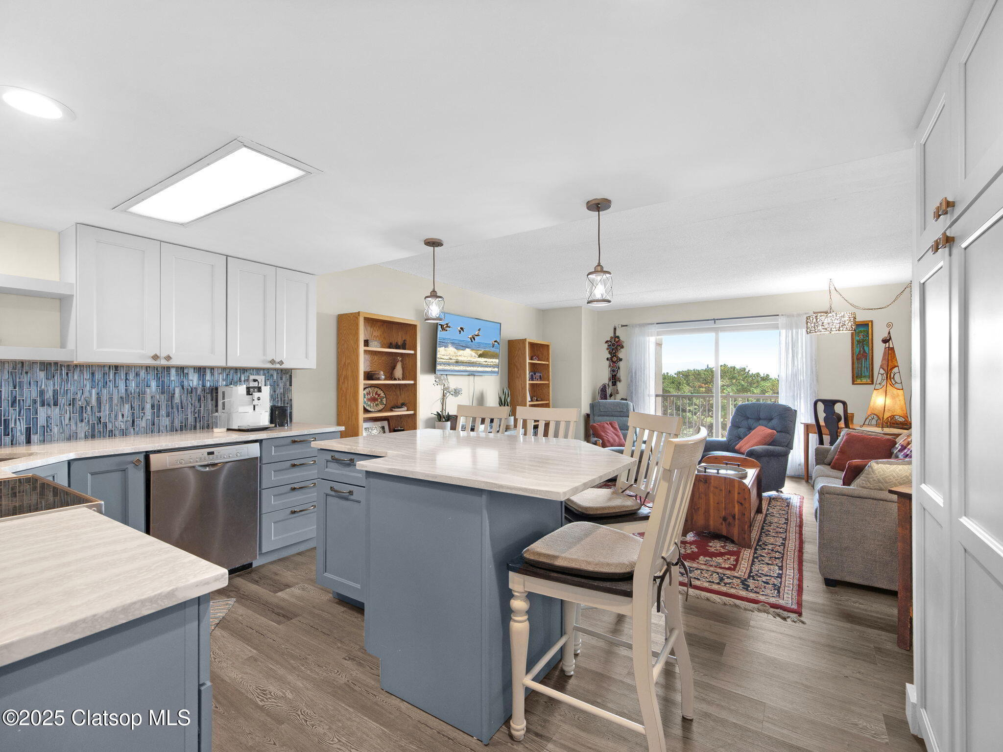 1146 N Marion Avenue Property Photo 4