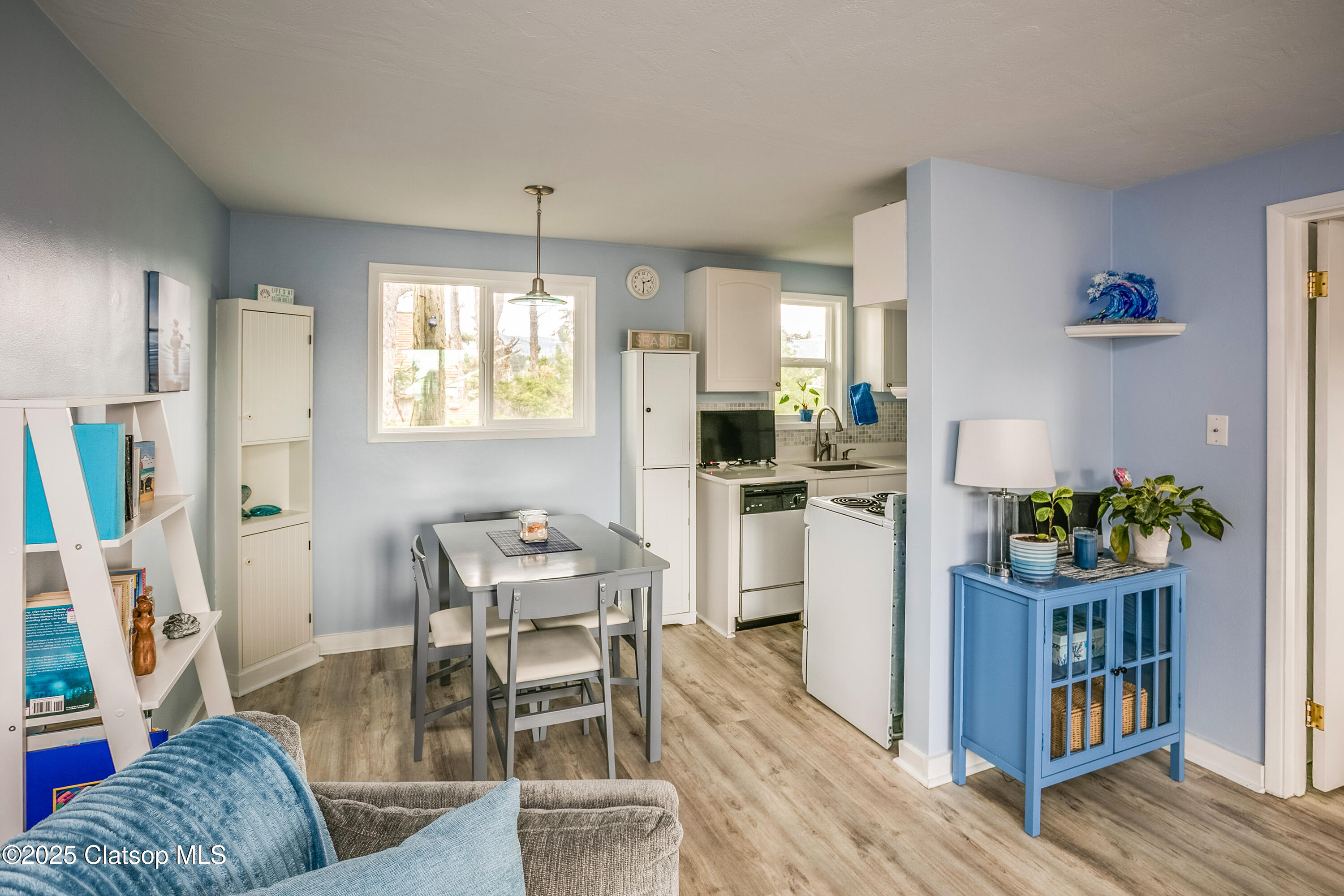 2233 Beach Dr Property Photo 9