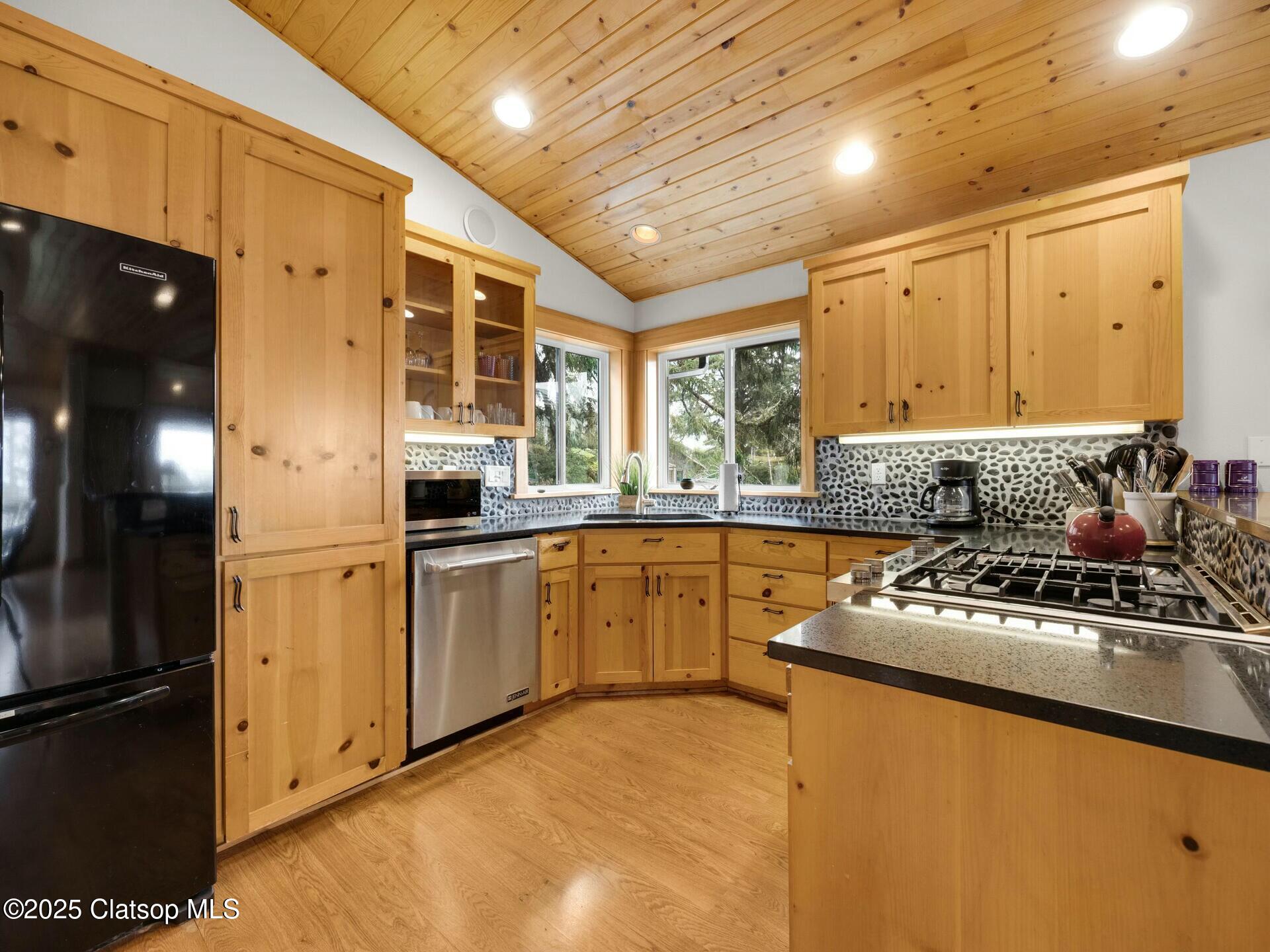 8435 Treasure Rocks Road Property Photo 9