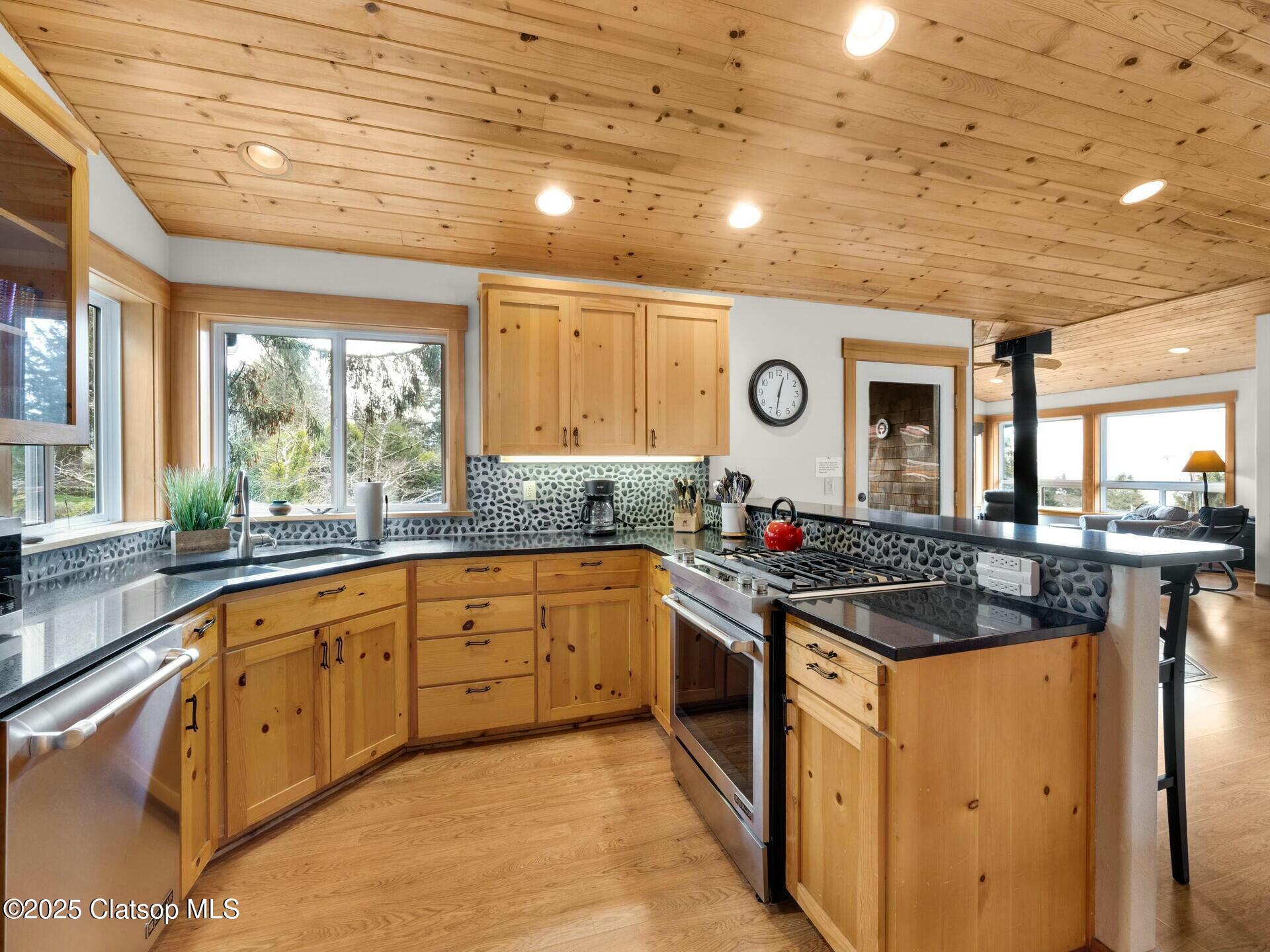 8435 Treasure Rocks Road Property Photo 10