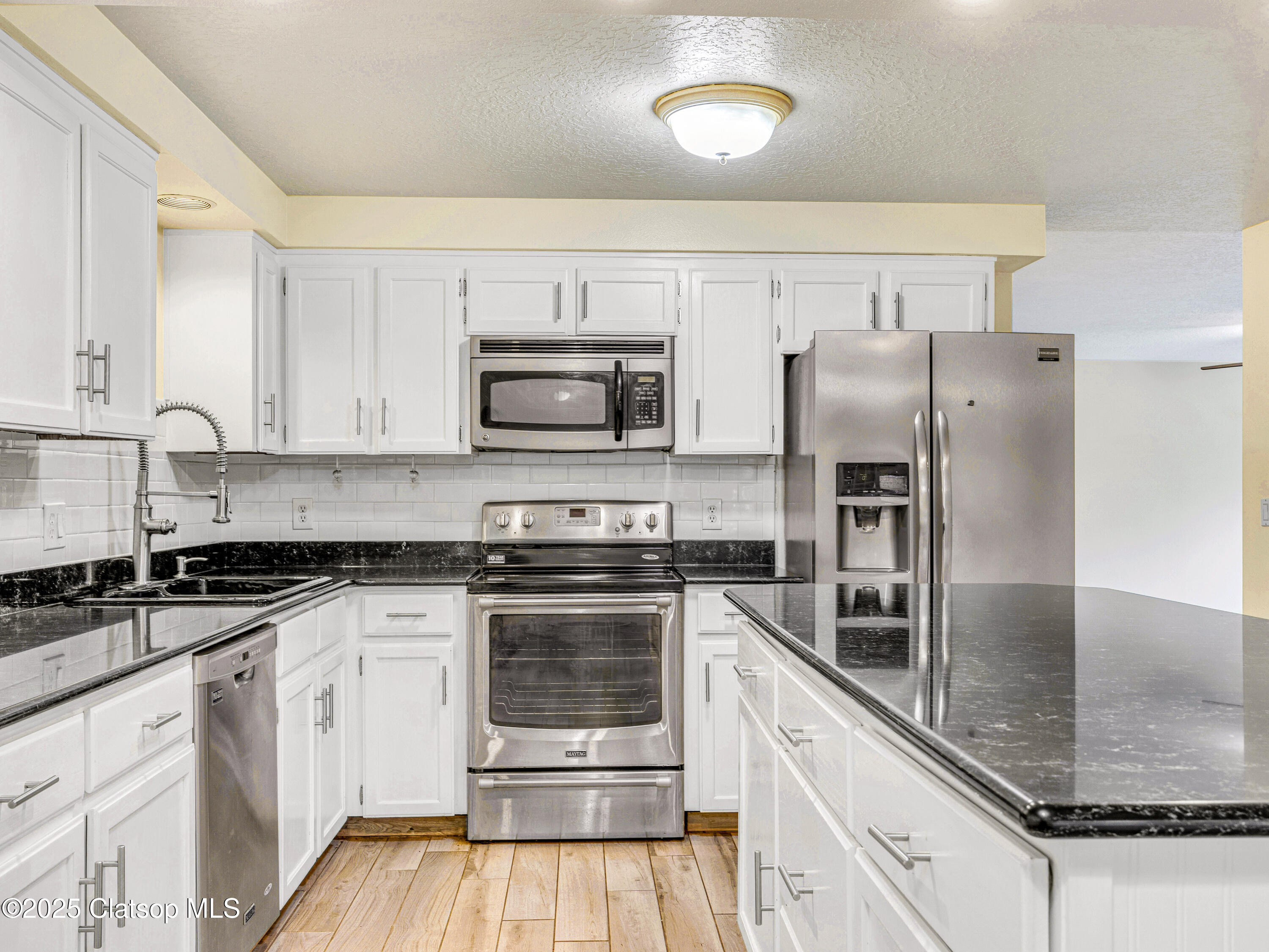960 S King Street Property Photo 6