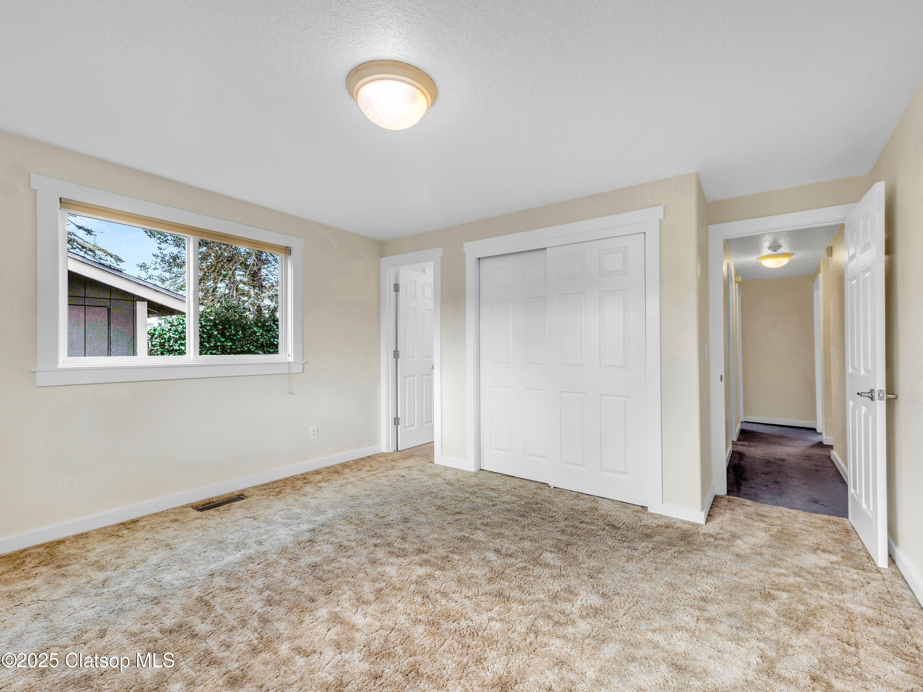 960 S King Street Property Photo 8
