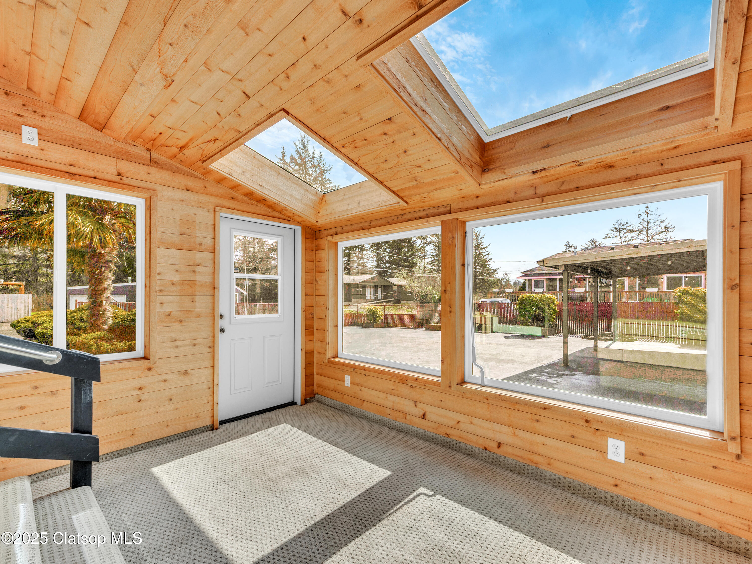 960 S King Street Property Photo 12