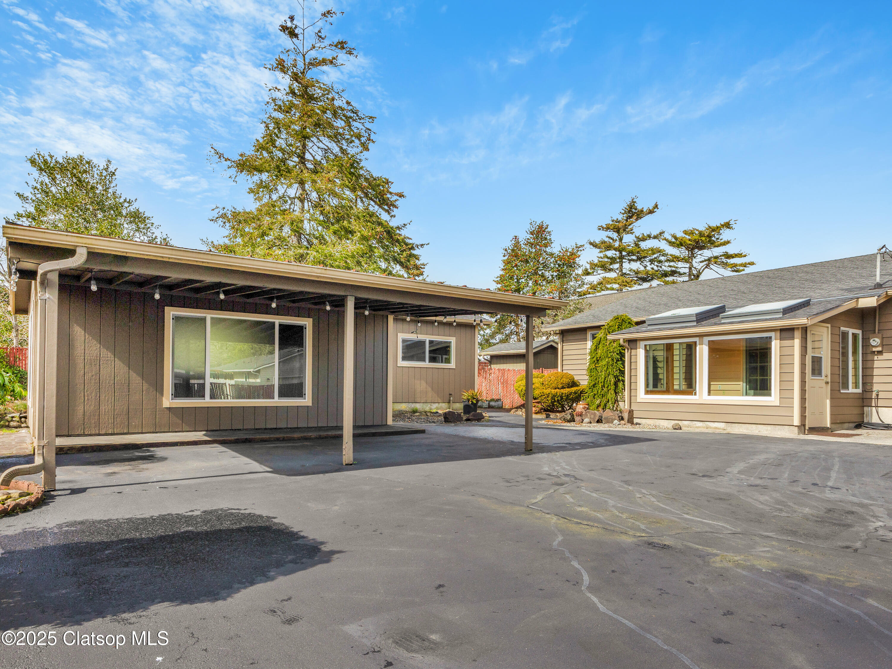960 S King Street Property Photo 14