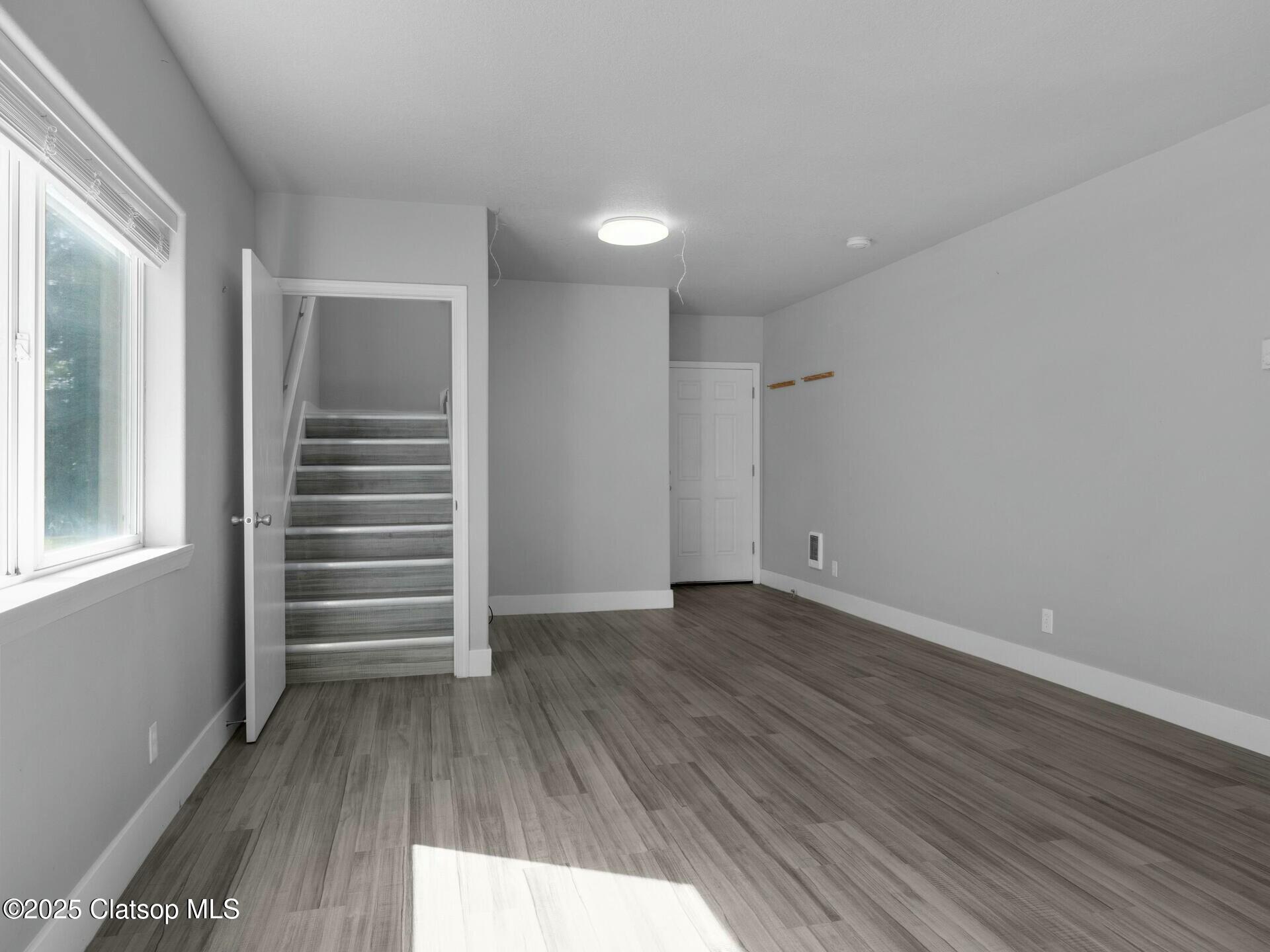 368-370 4th Place Property Photo 4