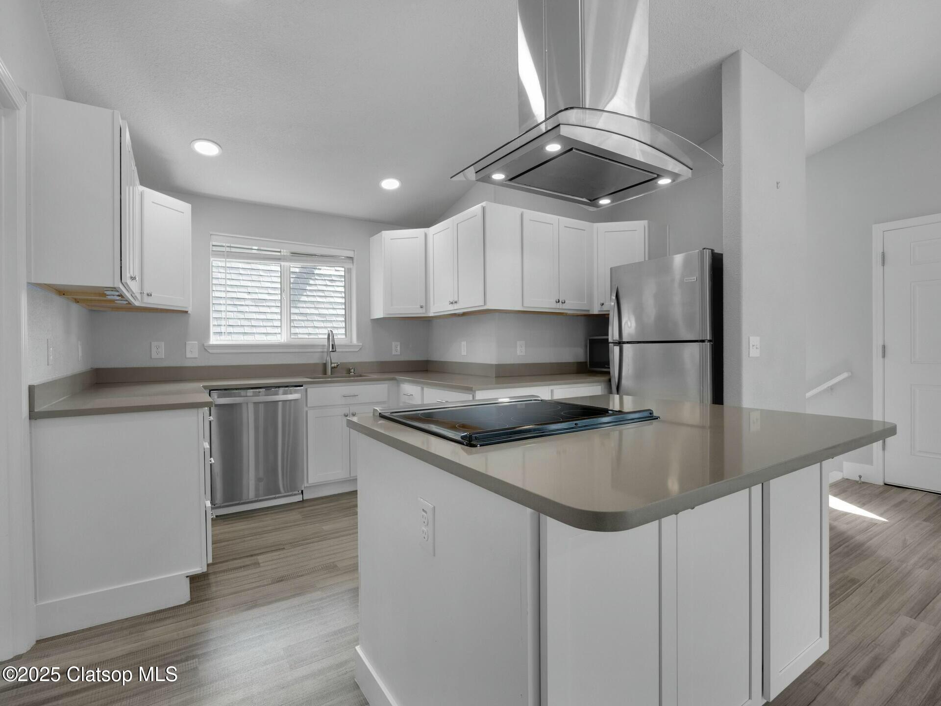 368-370 4th Place Property Photo 6