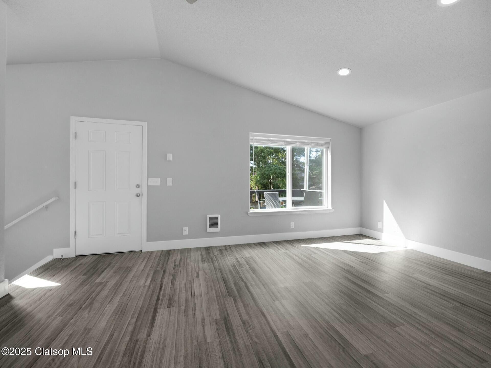 368-370 4th Place Property Photo 8