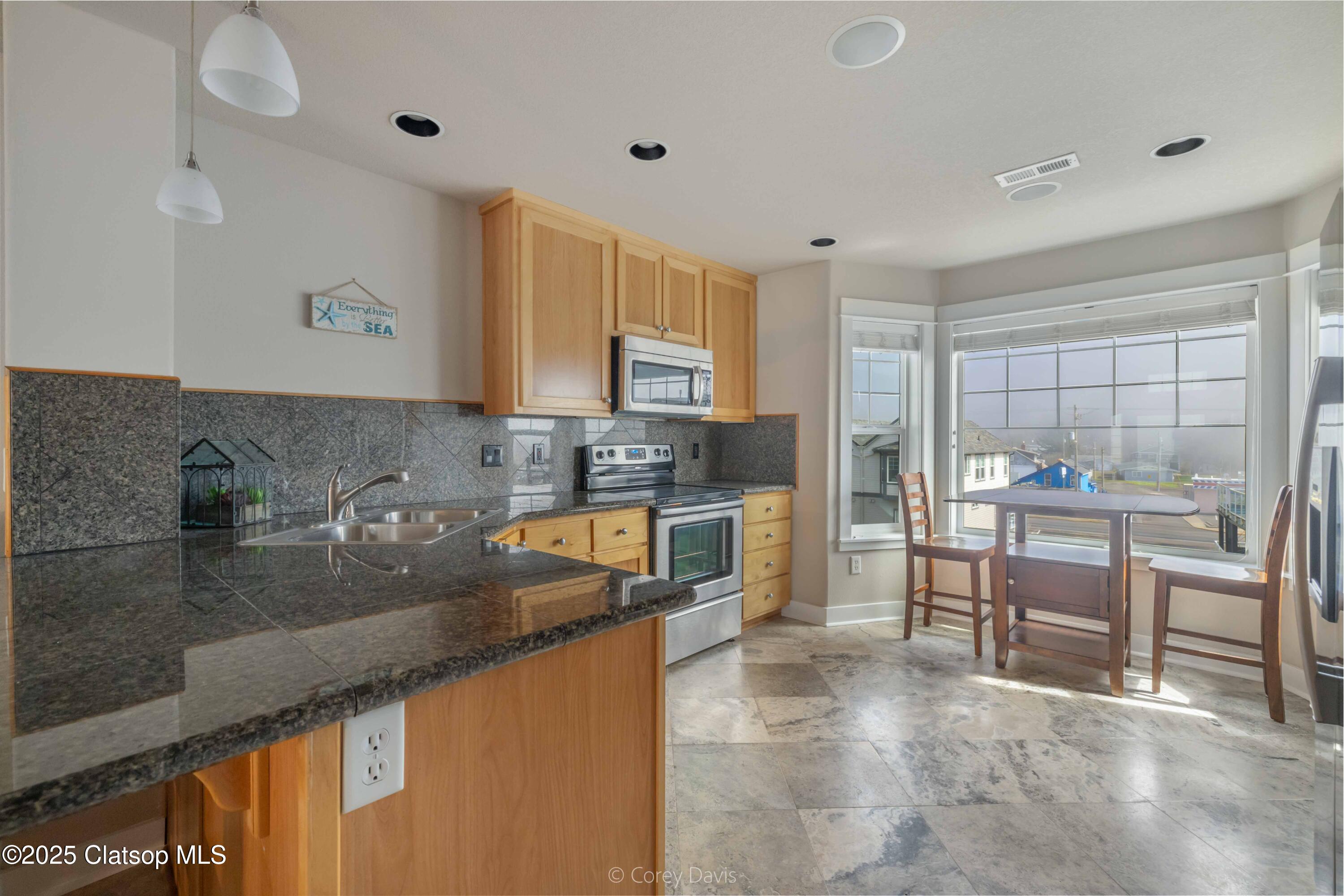 168 N Pacific Street Property Photo 12
