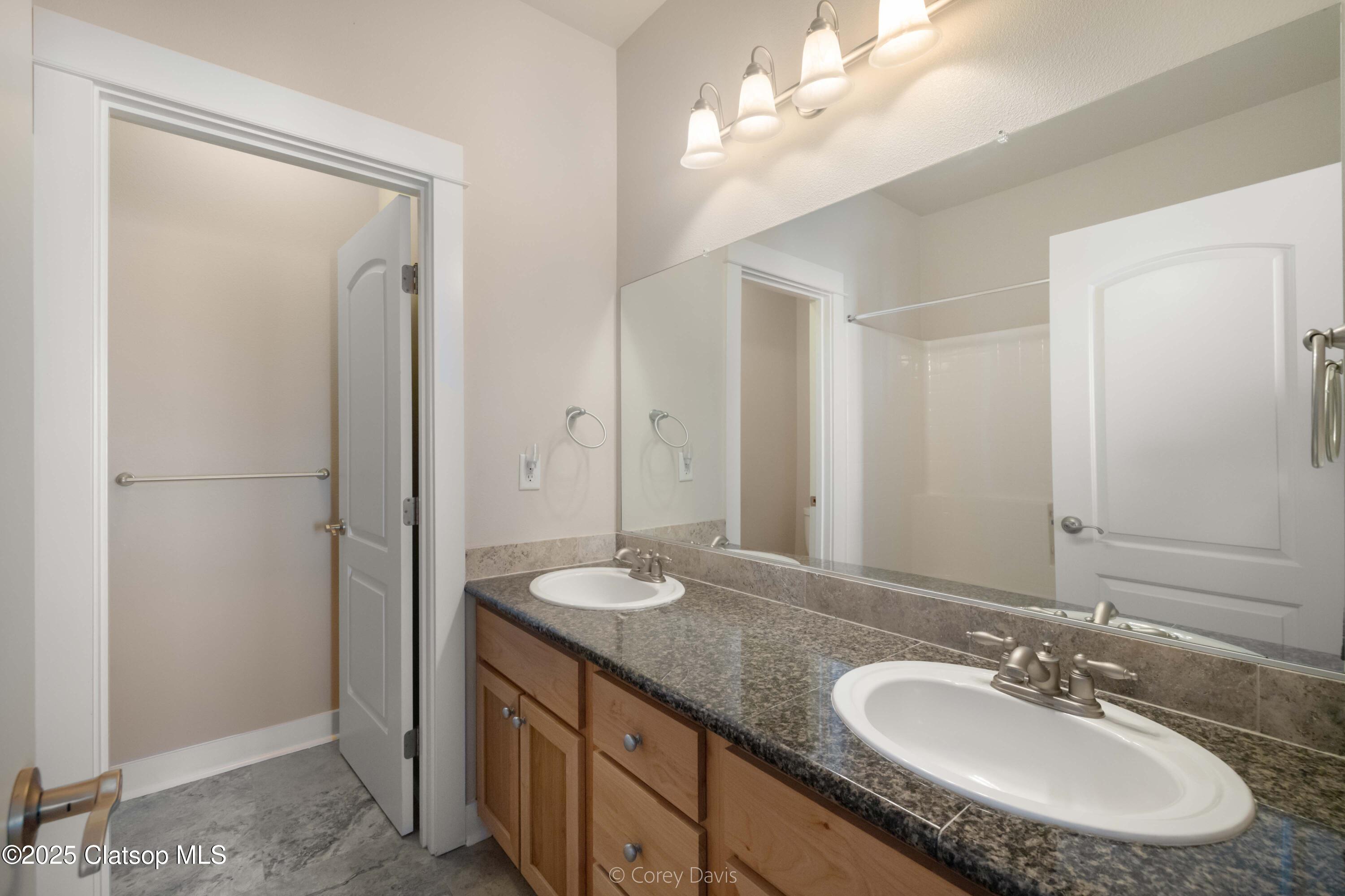 168 N Pacific Street Property Photo 18
